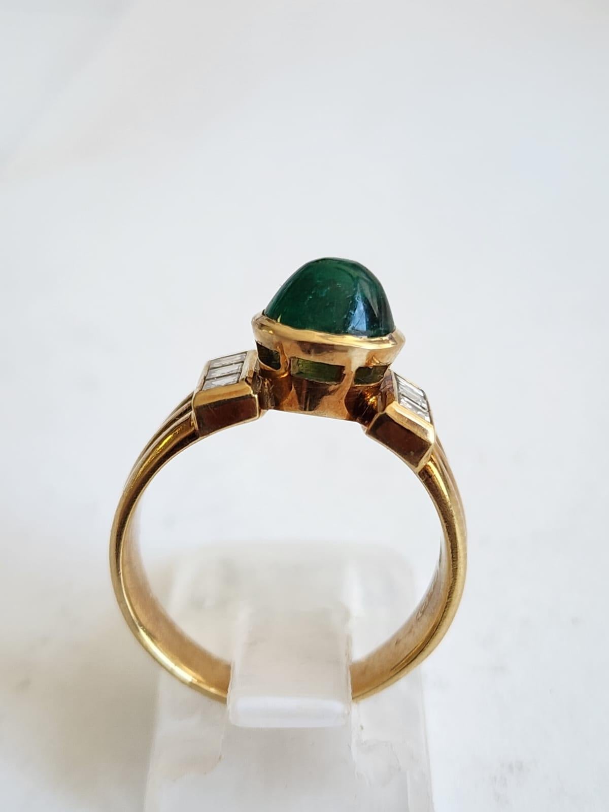 The yellow gold retro ring with central emerald cabochon stone surronde by 6 ascher cut diamonds
The weight of the emerald is 2.3 carat, the total weight of the diamonds is 0.60 carat
