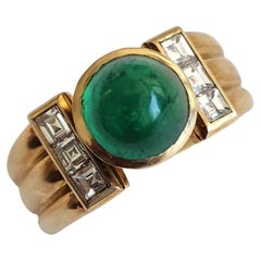 Retro-Ring mit grünem Smaragd-Cabochon
