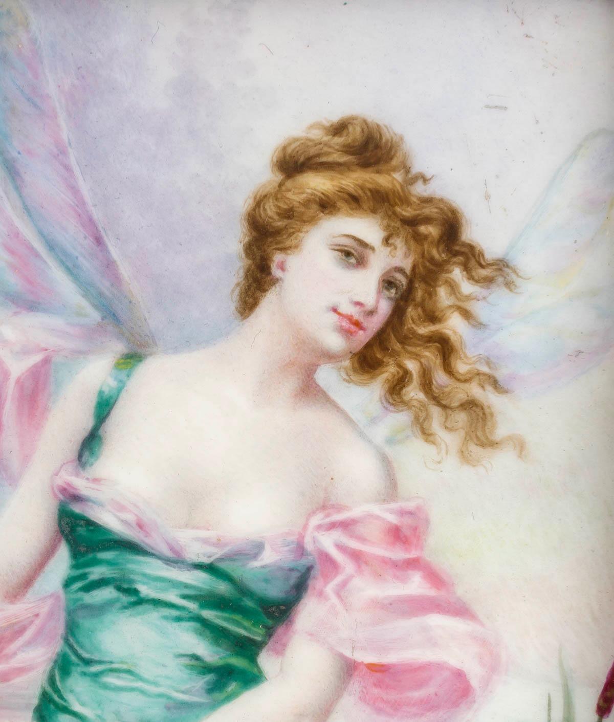Belle Époque La fata verde con le rose, una placca di porcellana francese dipinta a mano con cornice, C.C. 1900 in vendita