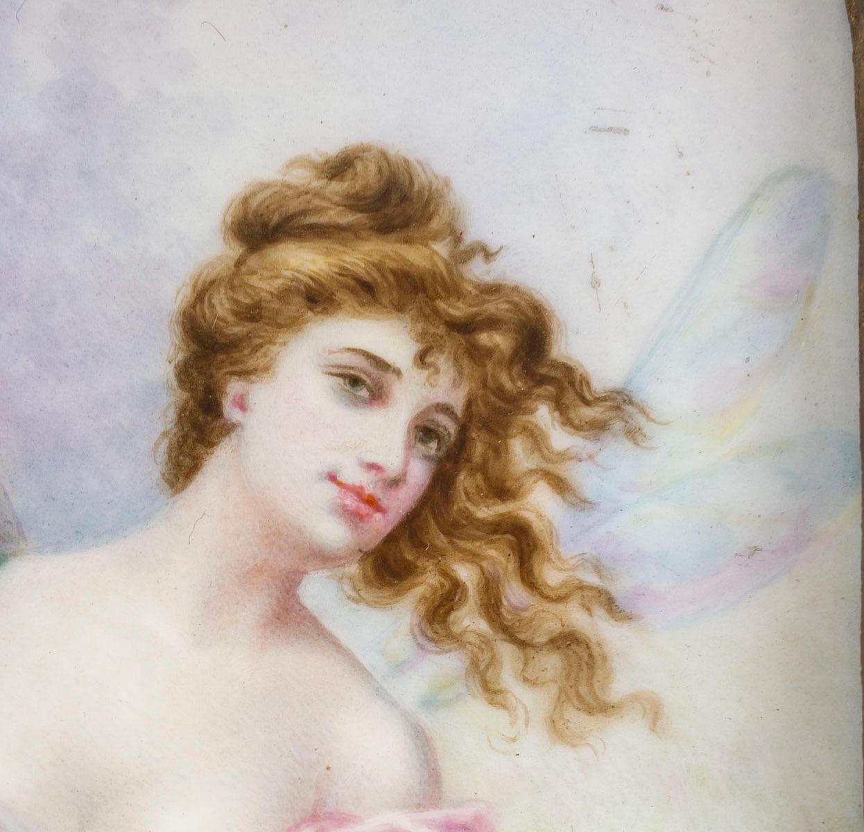 Francese La fata verde con le rose, una placca di porcellana francese dipinta a mano con cornice, C.C. 1900 in vendita