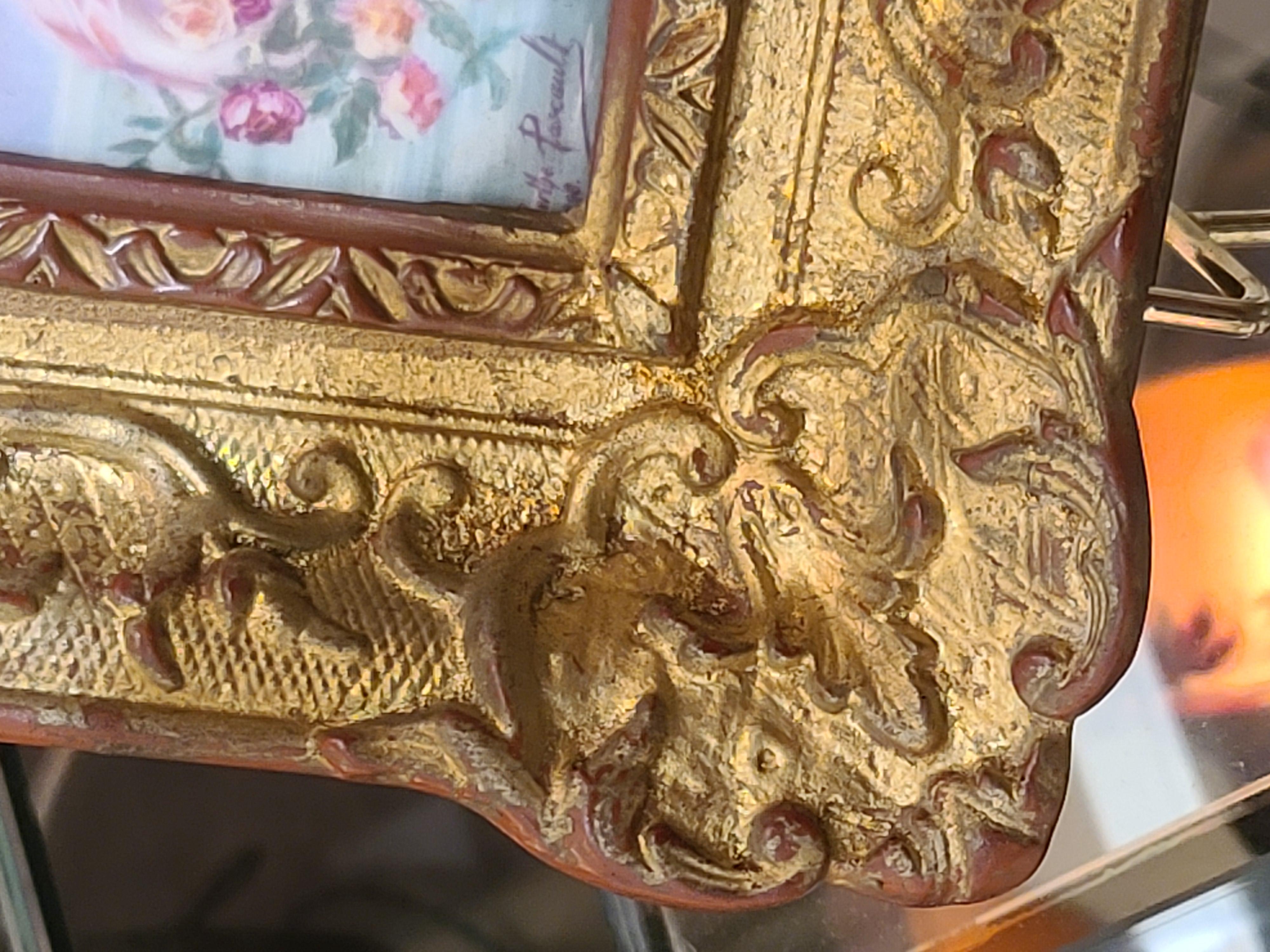 La fata verde con le rose, una placca di porcellana francese dipinta a mano con cornice, C.C. 1900 In condizioni buone in vendita a Saint-Ouen, FR