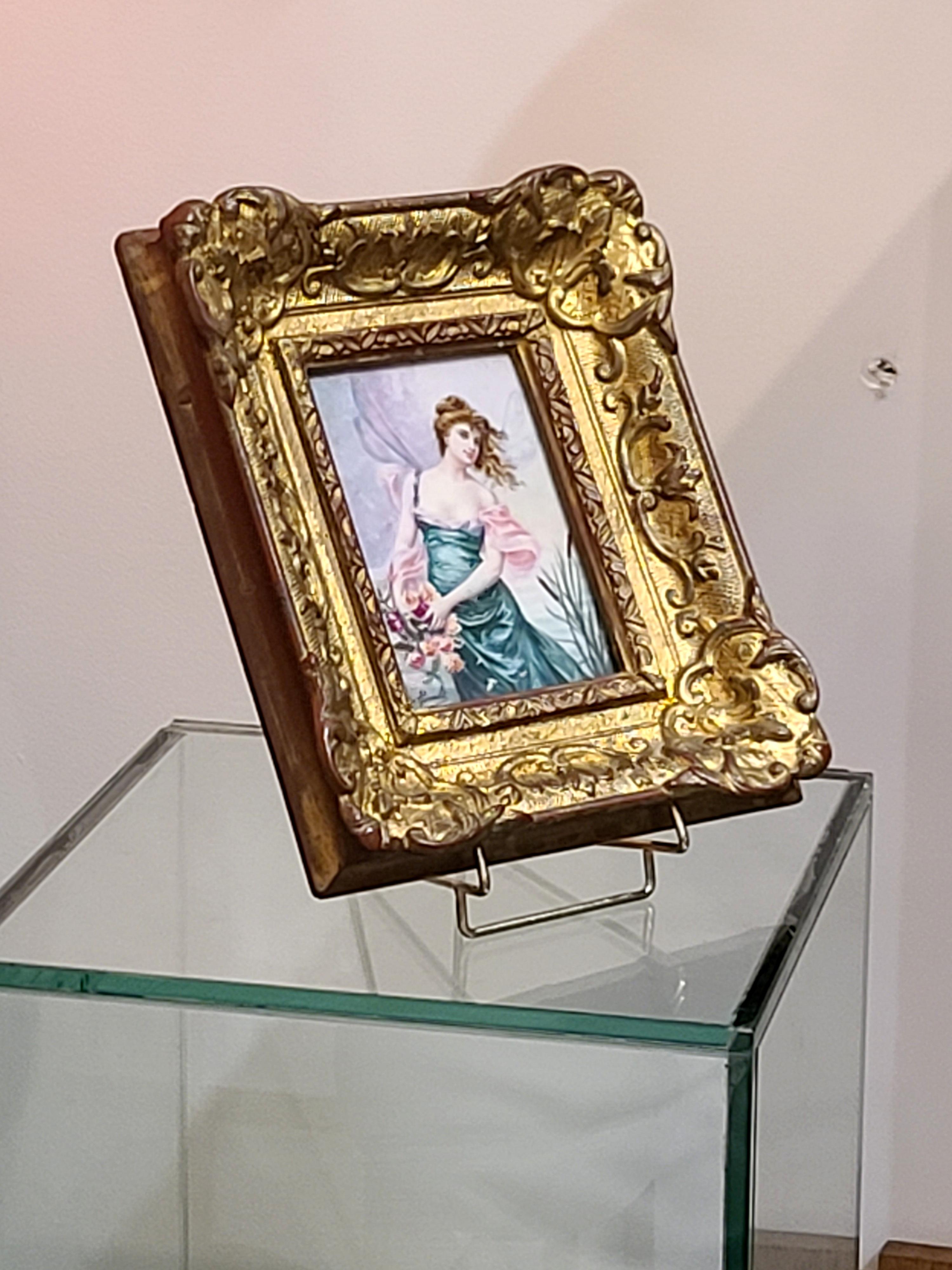 Inizio XX secolo La fata verde con le rose, una placca di porcellana francese dipinta a mano con cornice, C.C. 1900 in vendita