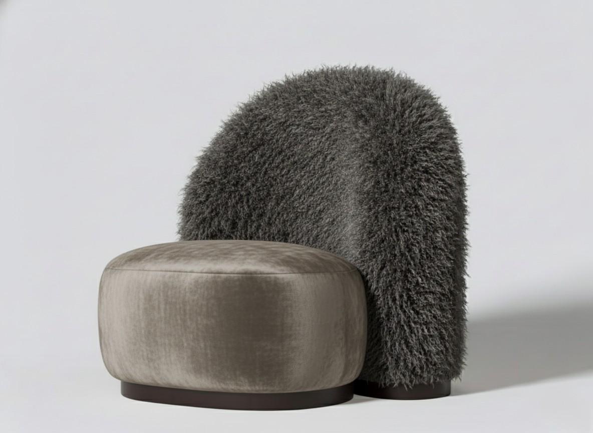 Grec Fauteuil The Guard en fausse fourrure de Mongolie anthracite par Mondo Design Studio en vente