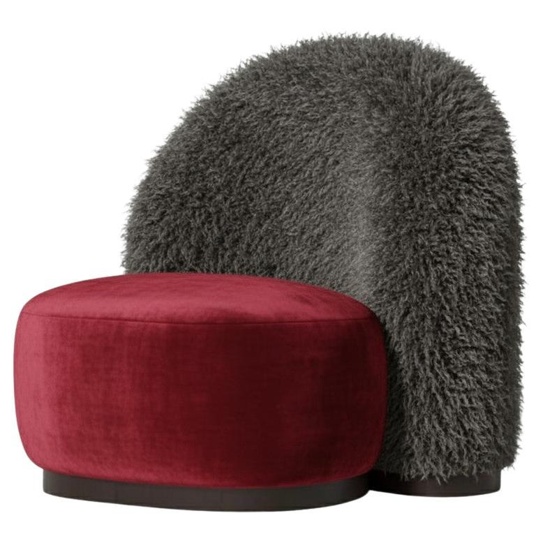 Le fauteuil Guard Armchair exprime l'idée de protection et de présence - sa forme s'inspire des postes de sentinelle cérémoniels traditionnellement positionnés à l'extérieur des résidences royales et des musées. Conçue par Mondo Design Studio, cette