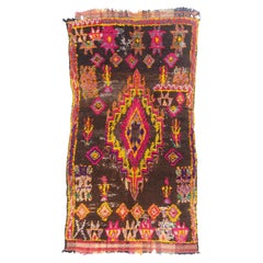L'héritage du Gardien : un tapis marocain d'Azilal d'époque, porteur d'une symbolique tribale sacrée
