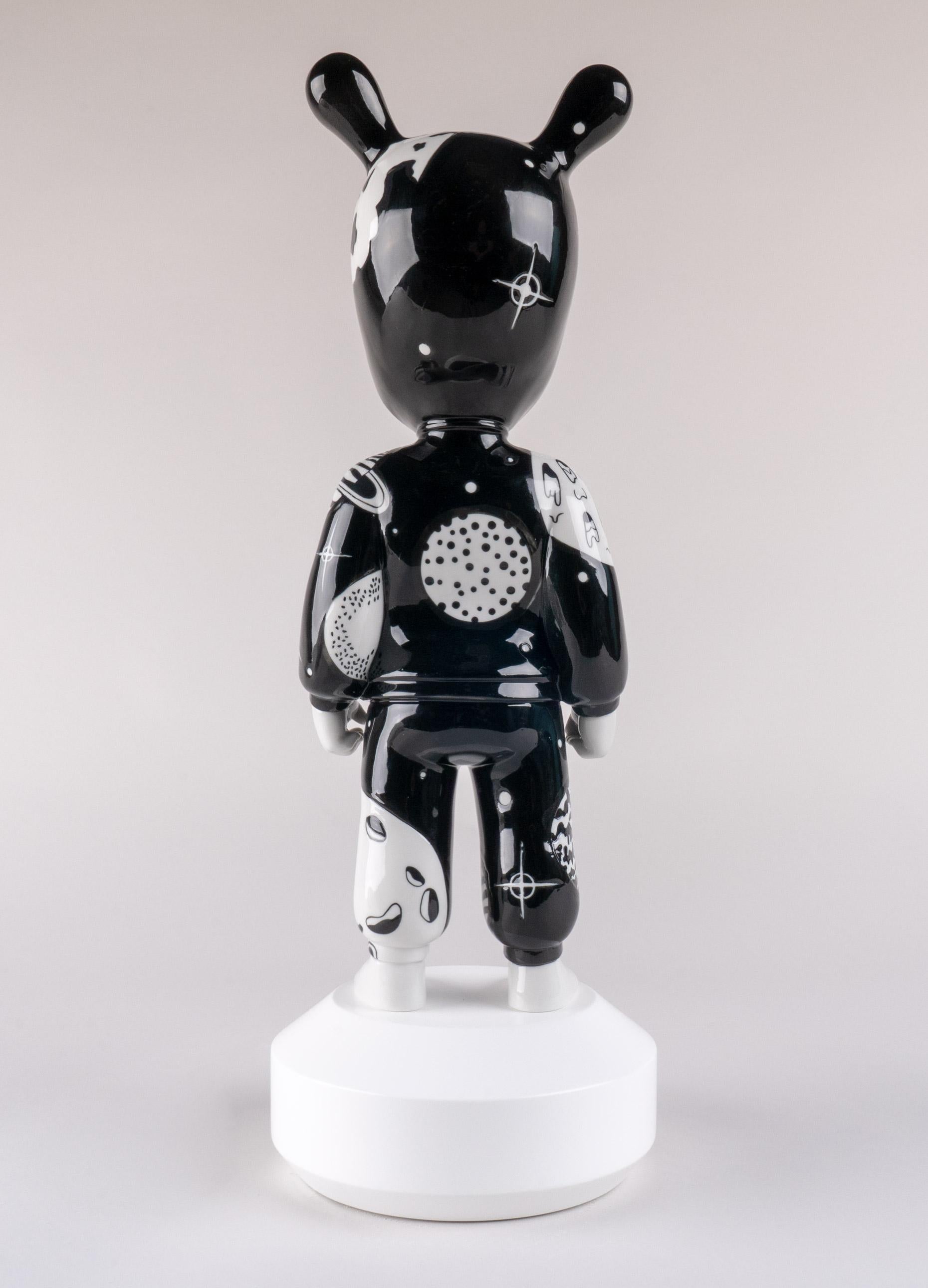 The porcelain figurine of this charismatic character, created by the celebrated designer Jaime Hayon, now arrives in a version by the Korean illustrator Henn Kim, an artist who submerges us in a personal world of visual metaphors and poetry, in