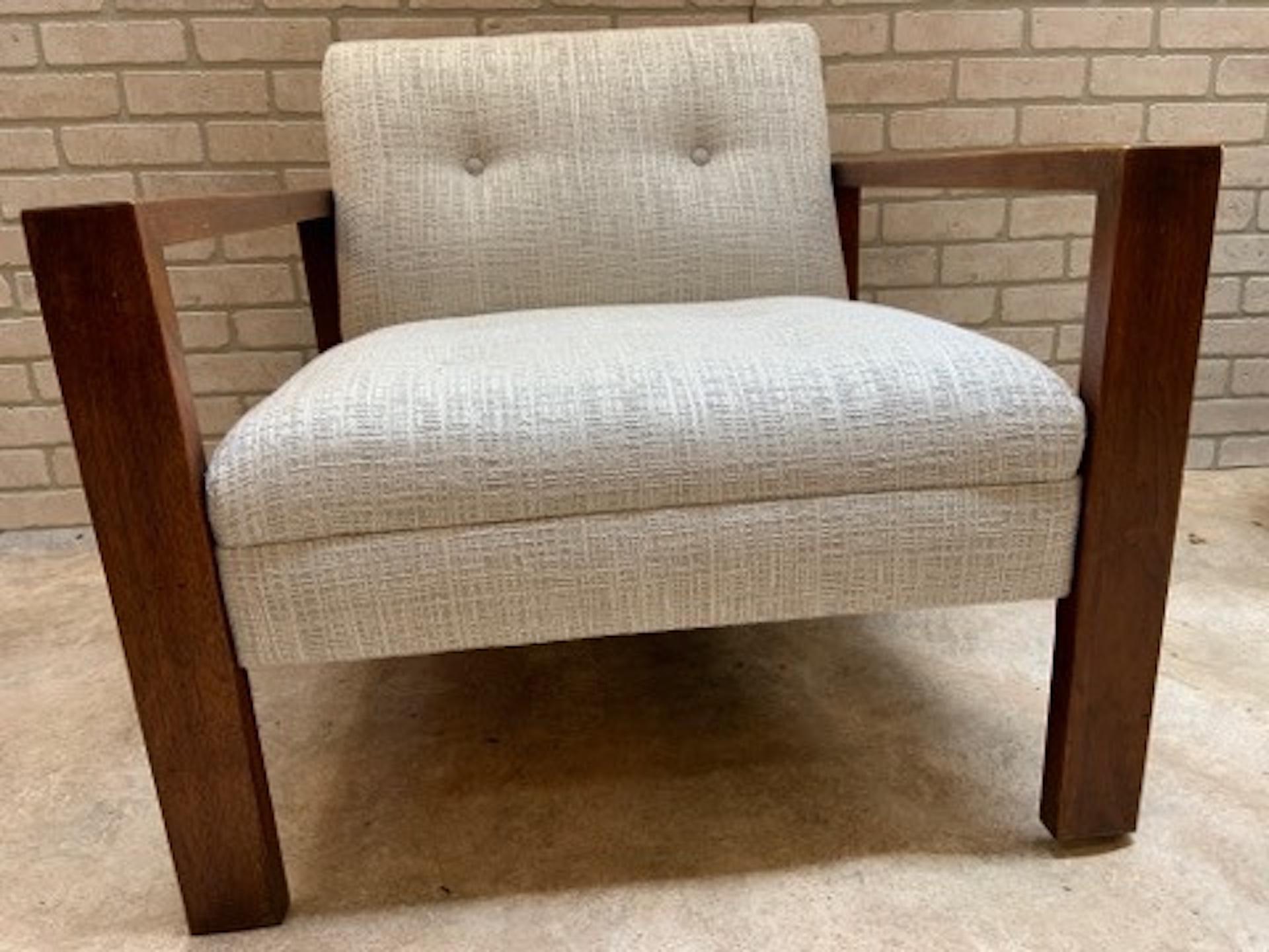 The Gunlocke Company Style Wood Frame Lounge Chair Newly Upholstered in High End Tweed Fabric (Chaise longue à structure en bois et tissu Tweed haut de gamme)

Faites asseoir vos invités dans ce fauteuil cube en cuir blanc et bois brun foncé. Les
