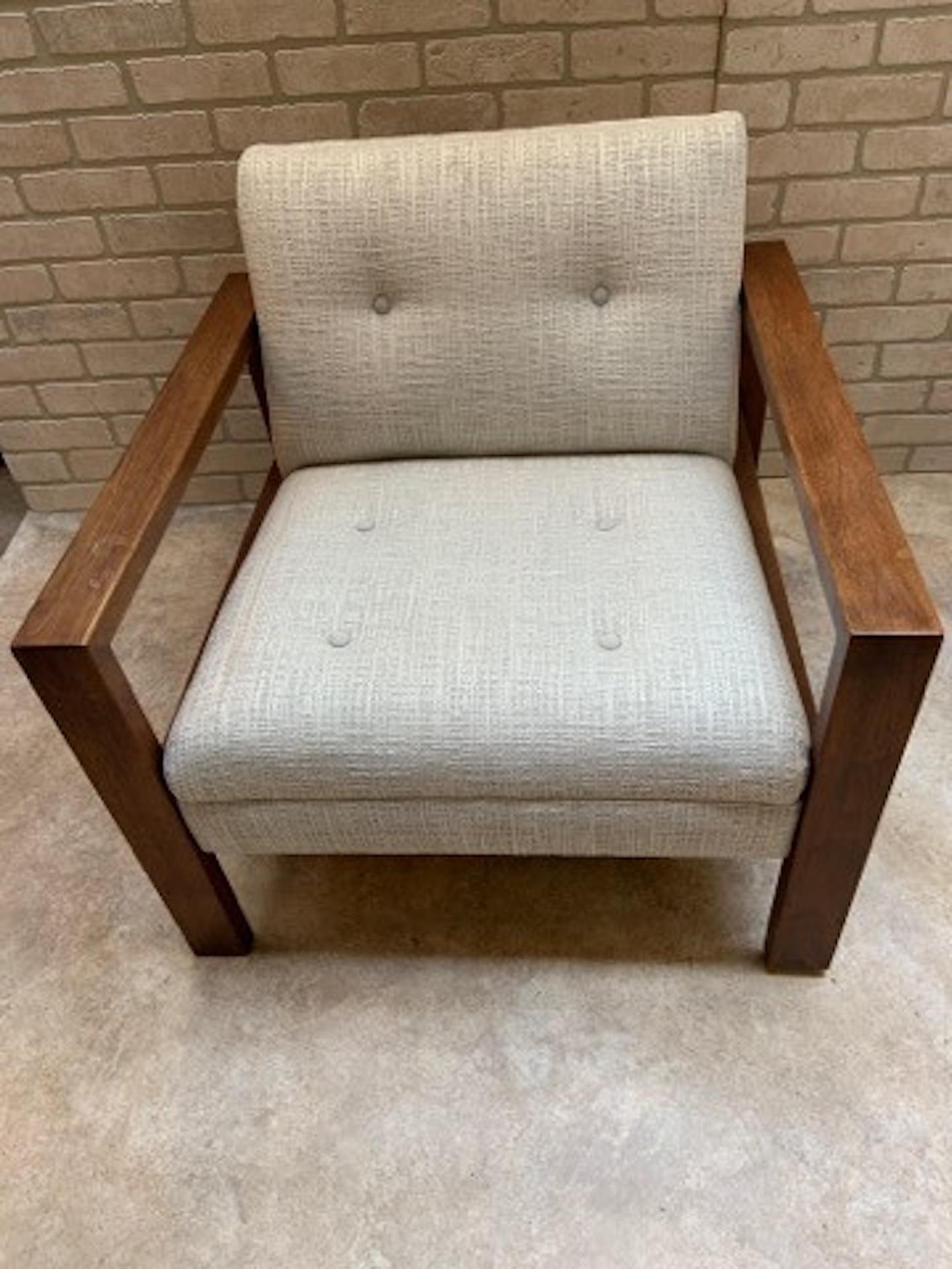 Mid-Century Modern The Gunlocke Company Style Wood Frame Lounge Chair Newly Upholstered in Tweed (en anglais) en vente