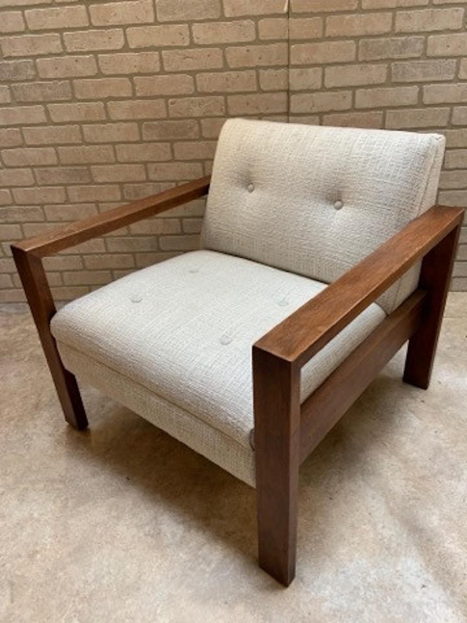 Américain The Gunlocke Company Style Wood Frame Lounge Chair Newly Upholstered in Tweed (en anglais) en vente