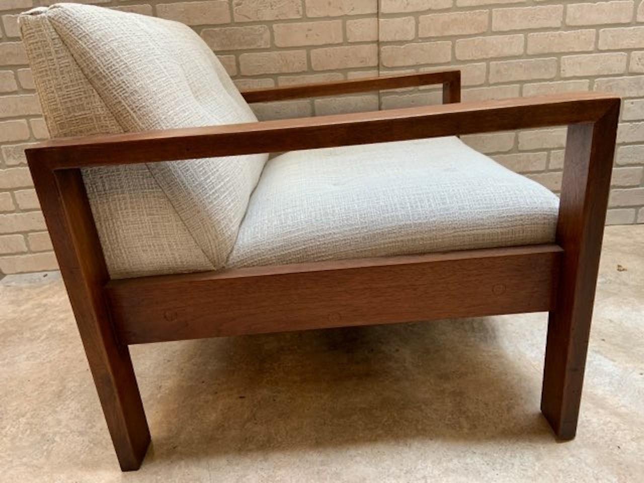 The Gunlocke Company Style Wood Frame Lounge Chair Newly Upholstered in Tweed (en anglais) Bon état - En vente à Chicago, IL