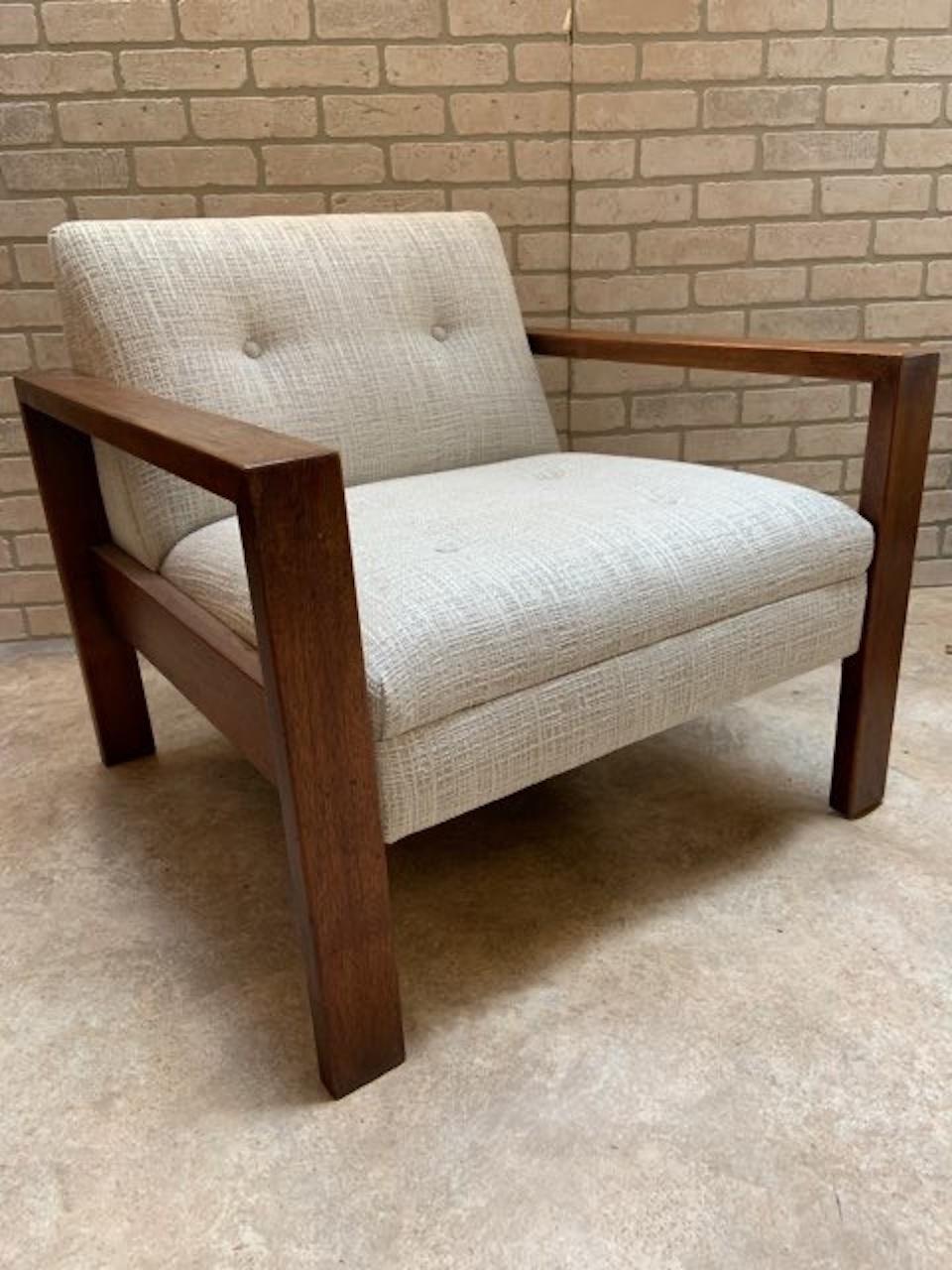 20ième siècle The Gunlocke Company Style Wood Frame Lounge Chair Newly Upholstered in Tweed (en anglais) en vente