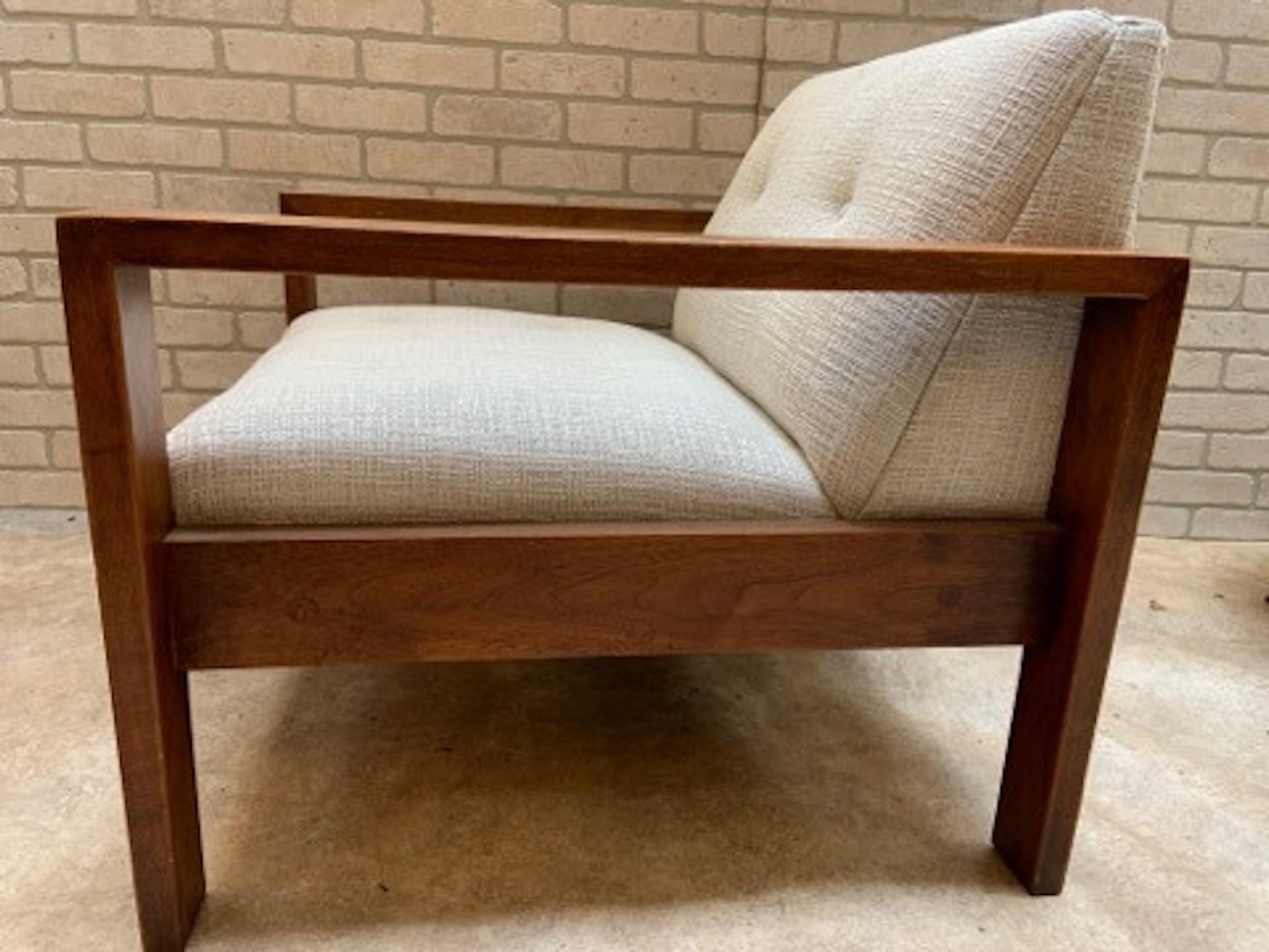 The Gunlocke Company Style Wood Frame Lounge Chair Newly Upholstered in Tweed (en anglais) en vente 2