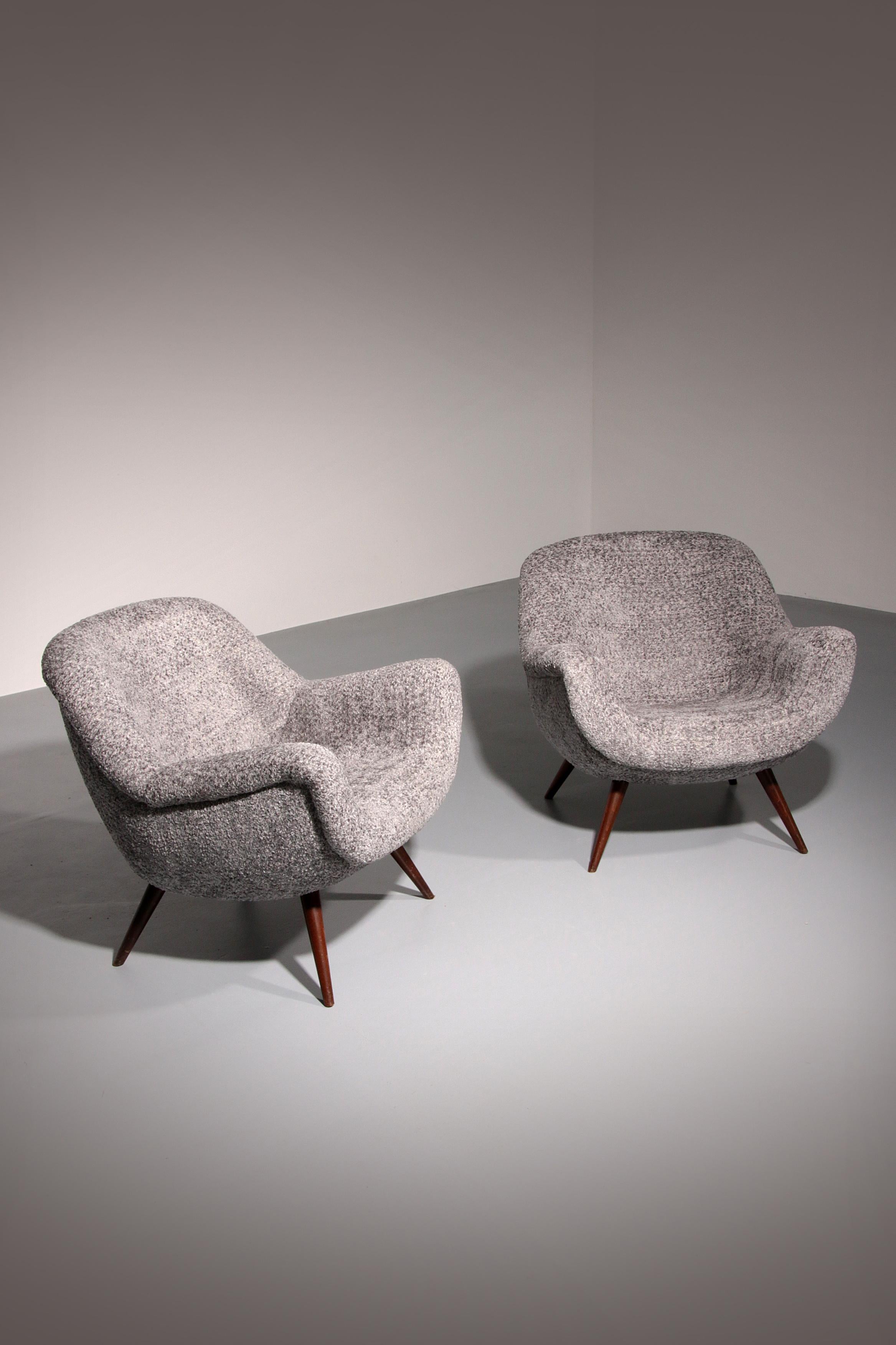 

Dieser außergewöhnliche und seltene Sessel wurde von Gustav Bergmann entworfen und Anfang der 1960er Jahre von seiner Firma in Lippe, Deutschland, hergestellt. Die organischen, abgerundeten Linien verleihen dem Stuhl ein markantes und zugleich