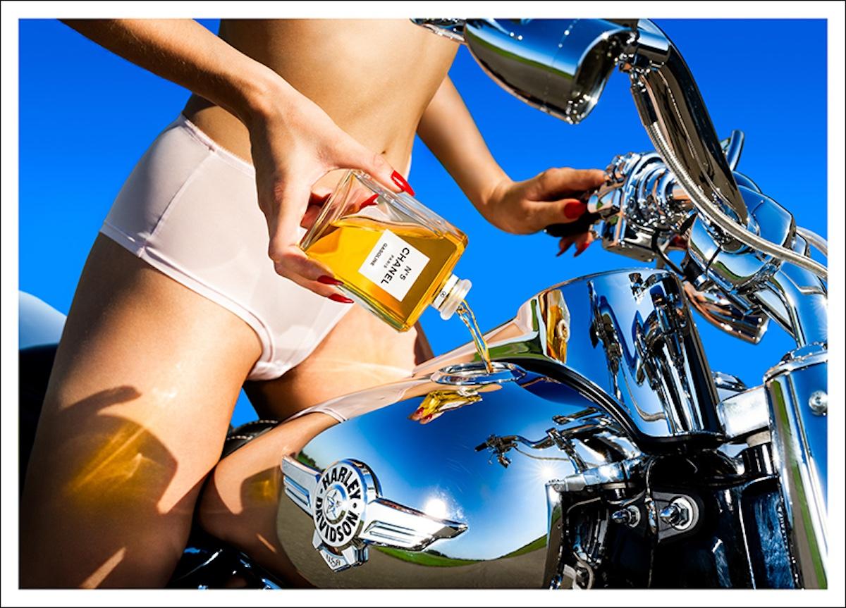 The Guys With The Same Name Figurative Photograph – Chanel Gasoline (keine anderen Größen verfügbar)