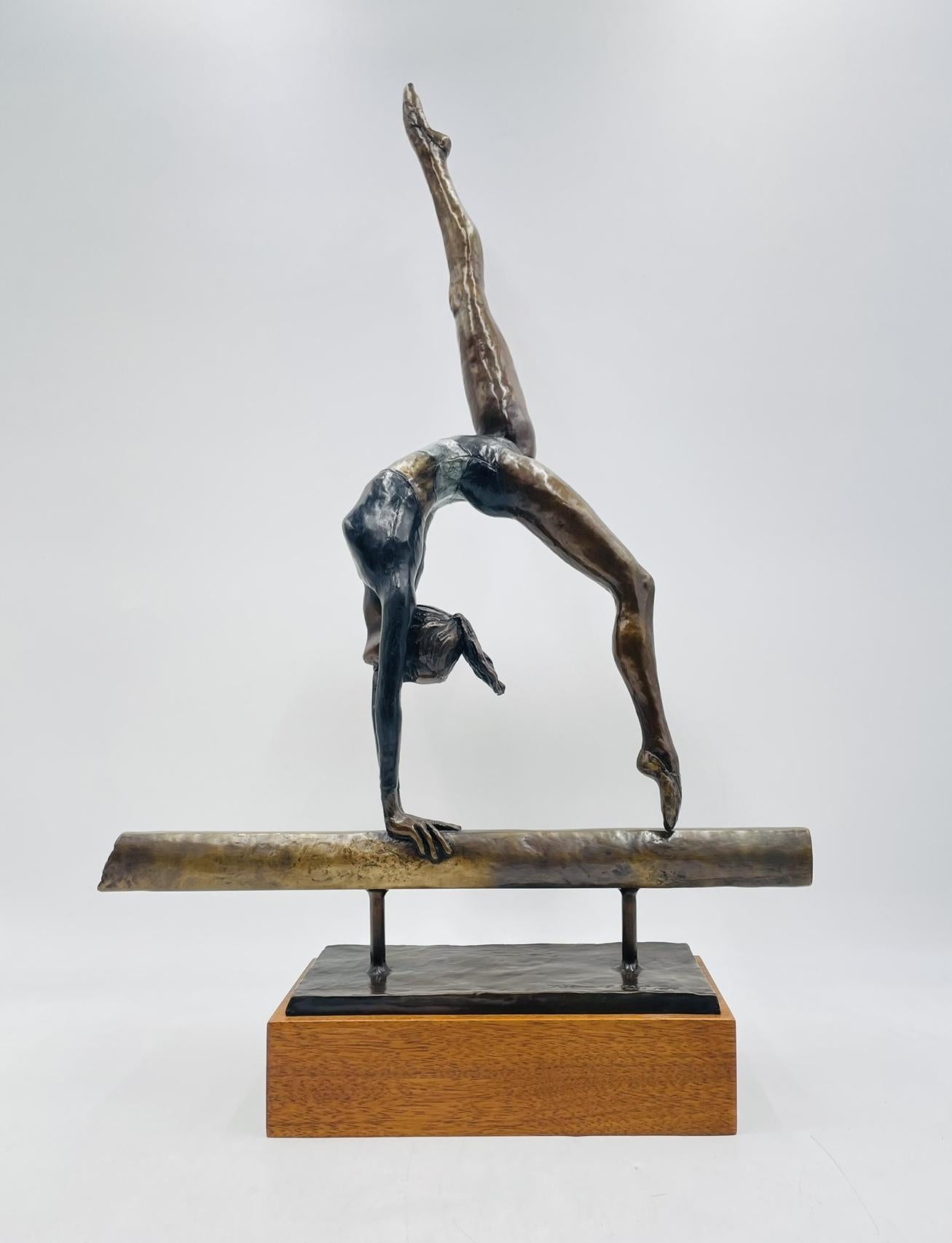 Escultura vintage de bronce de la artista estadounidense Rebecca J. Grob.  
  
 La pieza representa a una gimnasta realizando un salto de manos.  
  
 La pieza es asombrosamente bella y capta la esencia de este bello deporte y la gracia que
