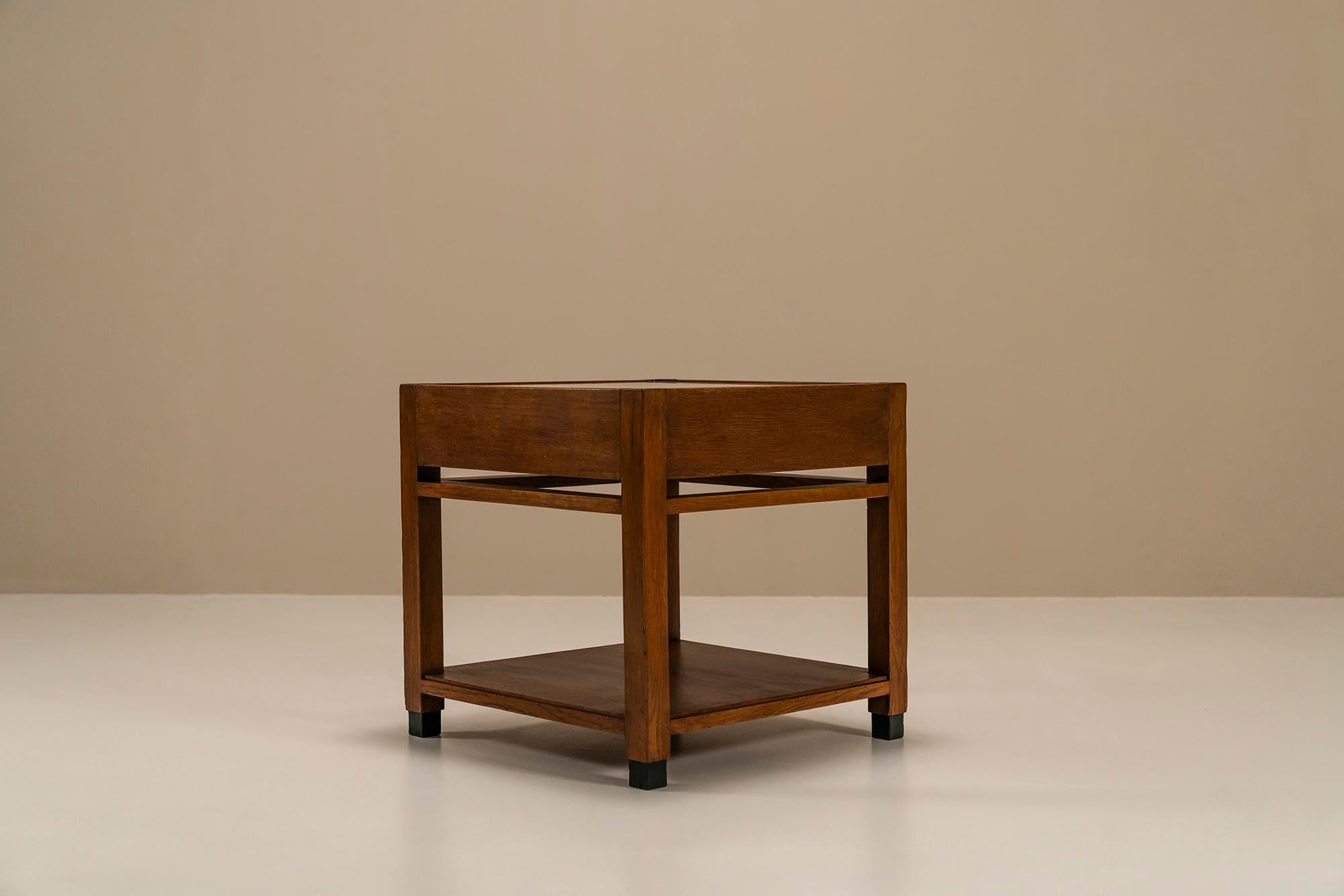 The Hague School square coffee table in oak.This coffee table has a sleek and rectangular design that captures the essence of the Hague School. It is purely about cubist shapes and clean lines and bring about a feeling of luxury.Frank Lloyd Wright