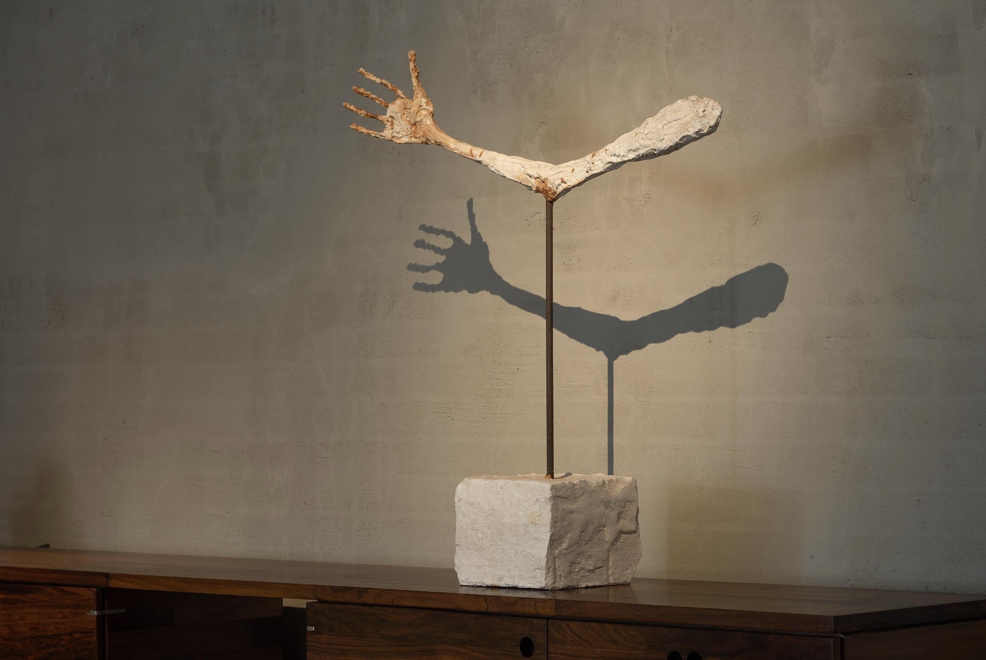 La mano escultura según Alberto Giacometti Francia Años 60 en venta 3