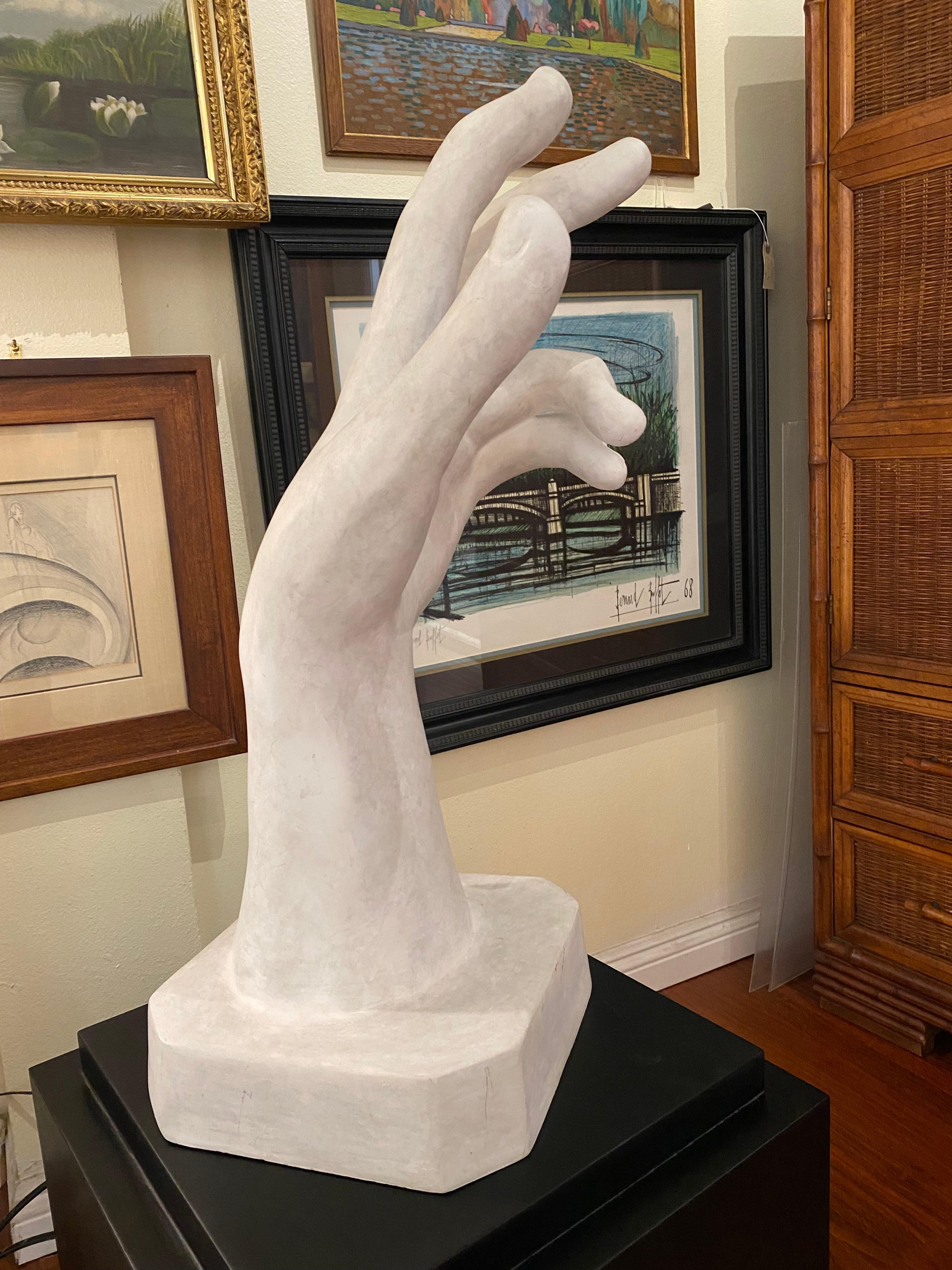 Questa scultura di una mano, realizzata in fibra di vetro, si allinea direttamente all'eredità di Rodin. La forma di un volume chiuso priva il gesto di qualsiasi espressione superflua, concentrando nella sua immobilità una forza contenuta, quasi