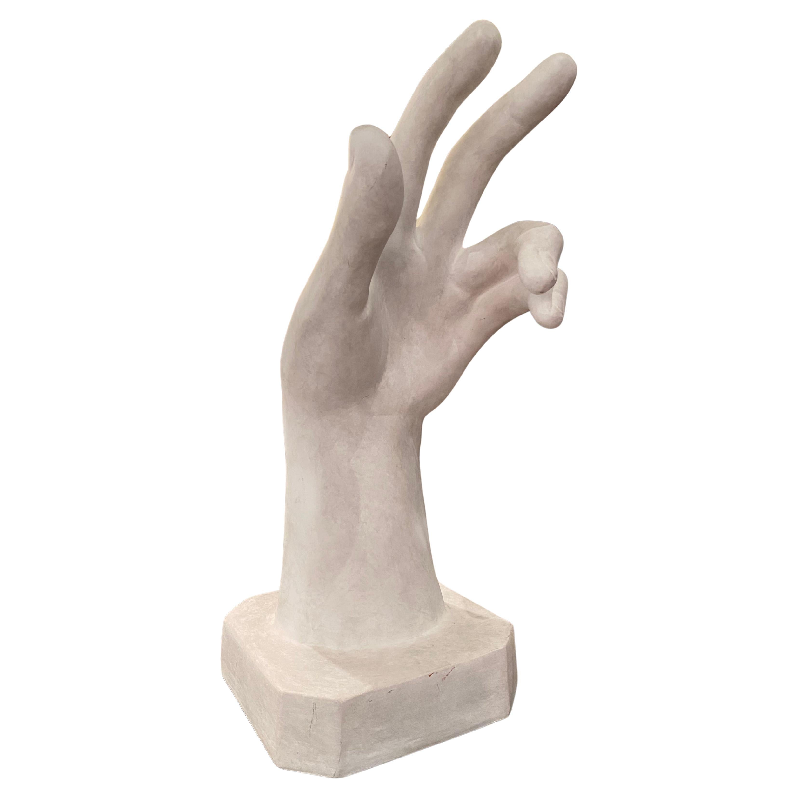 La main, sculpture blanche de Fiberglas inspirée par August Rodin