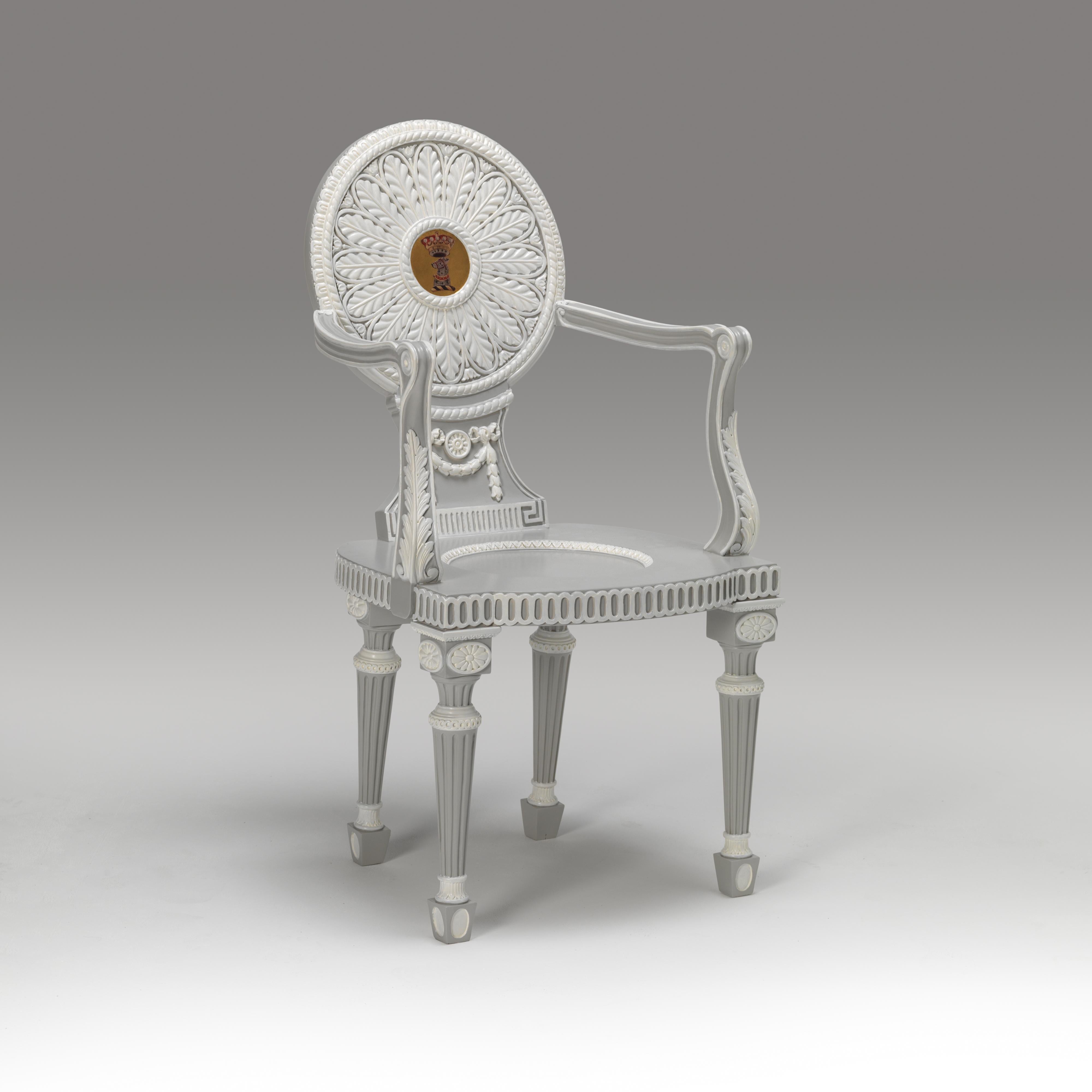 Un'eccezionale sedia da sala intagliata e decorata a vernice su disegno di Thomas Chippendale per la casa di Harewood. Le sedie hanno schienali simmetrici intagliati a fogliame, centrati da una cresta dorata e dipinta con armature. Sono disponibili