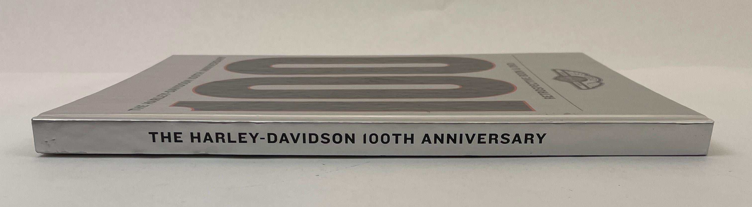 Il libro e il DVD della retrospettiva sul 100° anniversario di Harley Davidson di Ileen Sheppard-Gallagher La celebrazione del 100° anniversario dell'azienda motociclistica Harley Davidson.
Il libro retrospettivo sul 100° anniversario di Harley