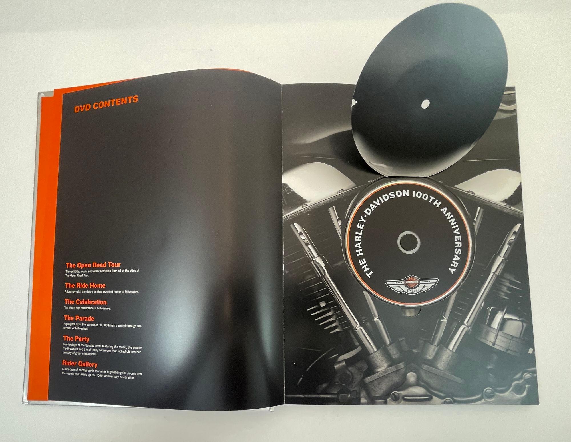 Carta Il libro retrospettivo sul 100° anniversario di Harley Davidson in vendita
