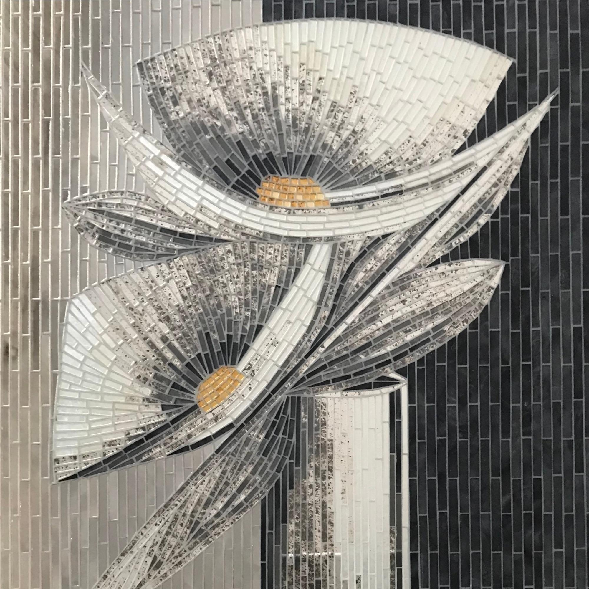 Cette œuvre unique explore l'éternelle tension et l'équilibre parfait entre les contraires : rigueur et sensibilité, ombre et lumière, noir et blanc.
L'inspiration florale est traduite dans une forme contemporaine, résultat d'une conception