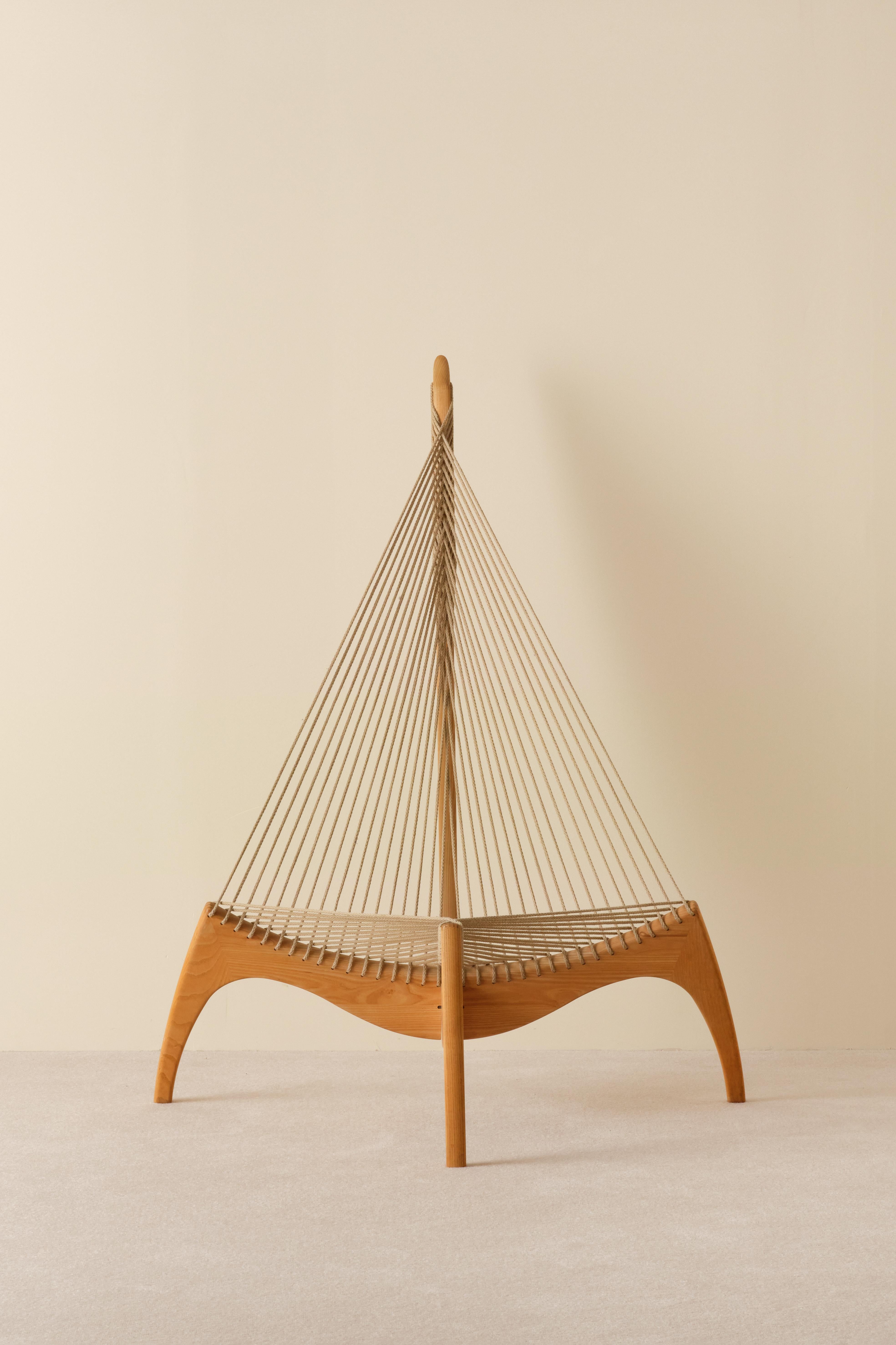 Sedia Arpa di Jørgen Høvelskov

Disegnata per la prima volta nel 1963, la leggendaria Harp Chair di Jørgen Høvelskov è uno dei capolavori più sorprendenti del design danese. Prodotta da Christensen & Larsen, questa poltrona scultorea è