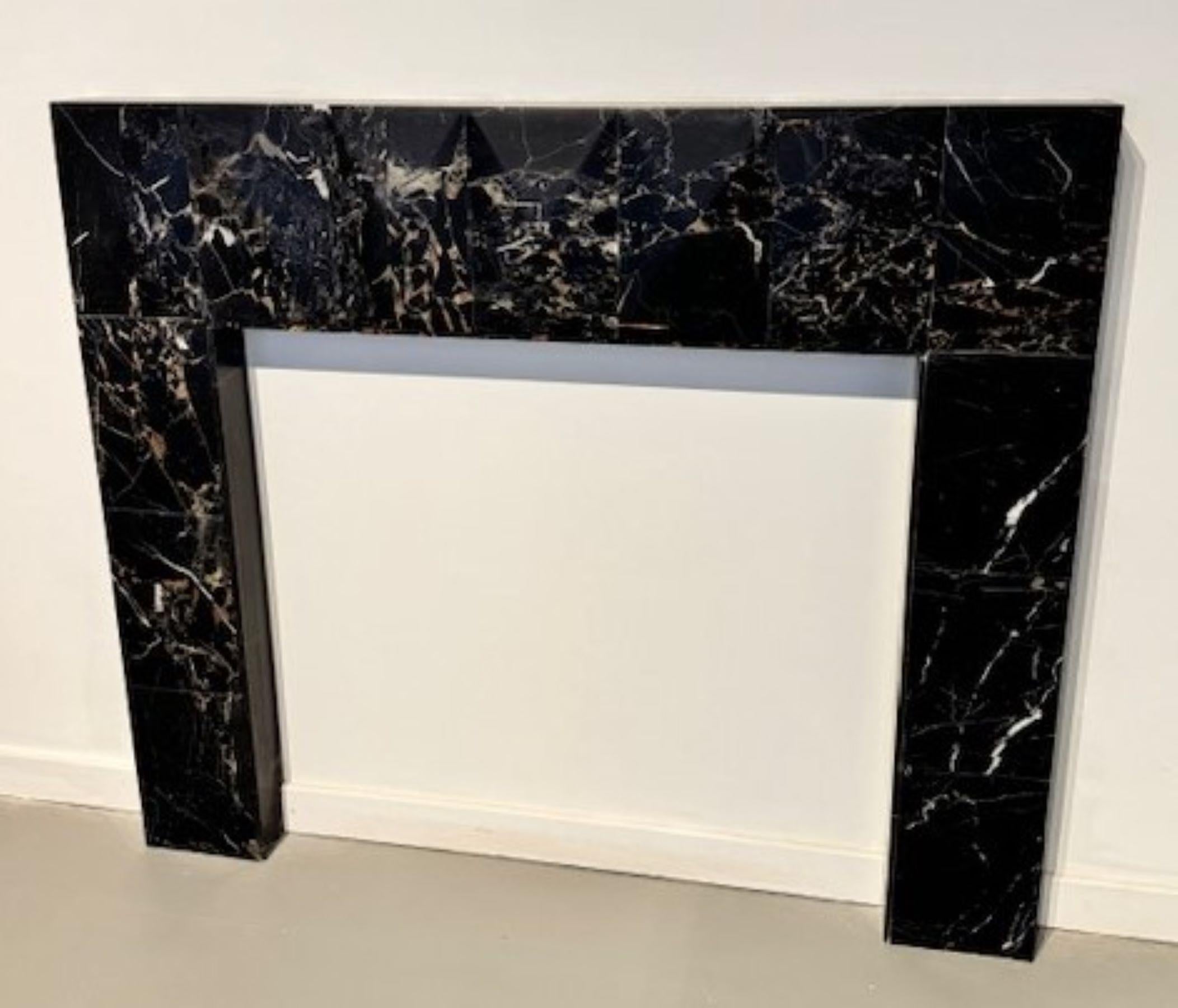 Der Harrison wurde von Elizabeth Scott, Direktorin der Elizabeth Scott Design Group, entworfen und ist Teil unserer Elizabeth Scott Fireplace Collection'S.  Der Harrison ist ein eleganter, moderner Steinkamin mit erhabenen, facettierten