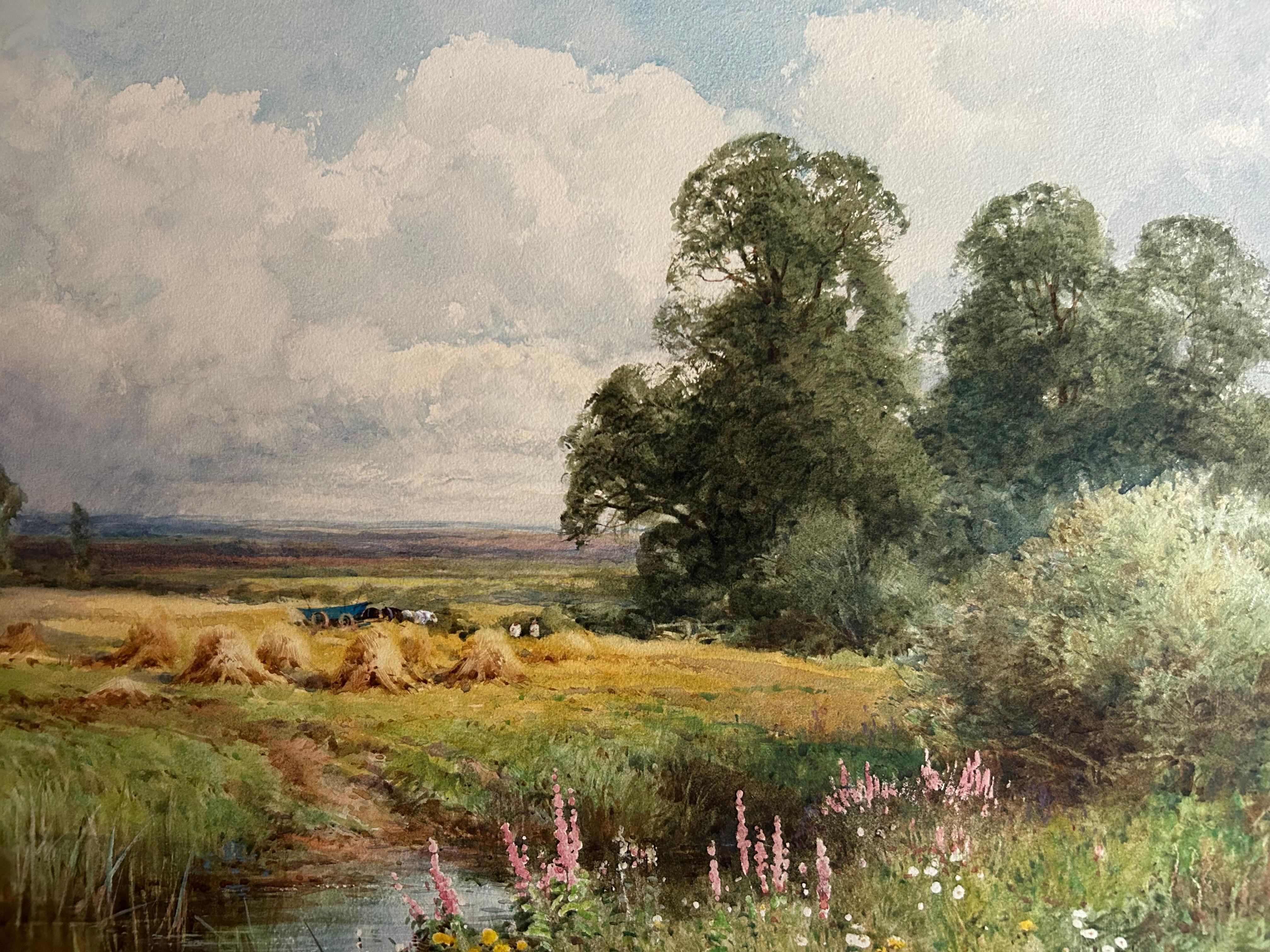 Ein Aquarell von Henry J. S. Stannard, Brite, 1870-1951. Signiert unten links.
Diese schöne pastorale Szene zeigt die Heumahd an einem Sommertag. Im Vordergrund säumen leuchtend rosa Stockrosen und andere Wildblumen die Ufer eines Baches. Typisch
