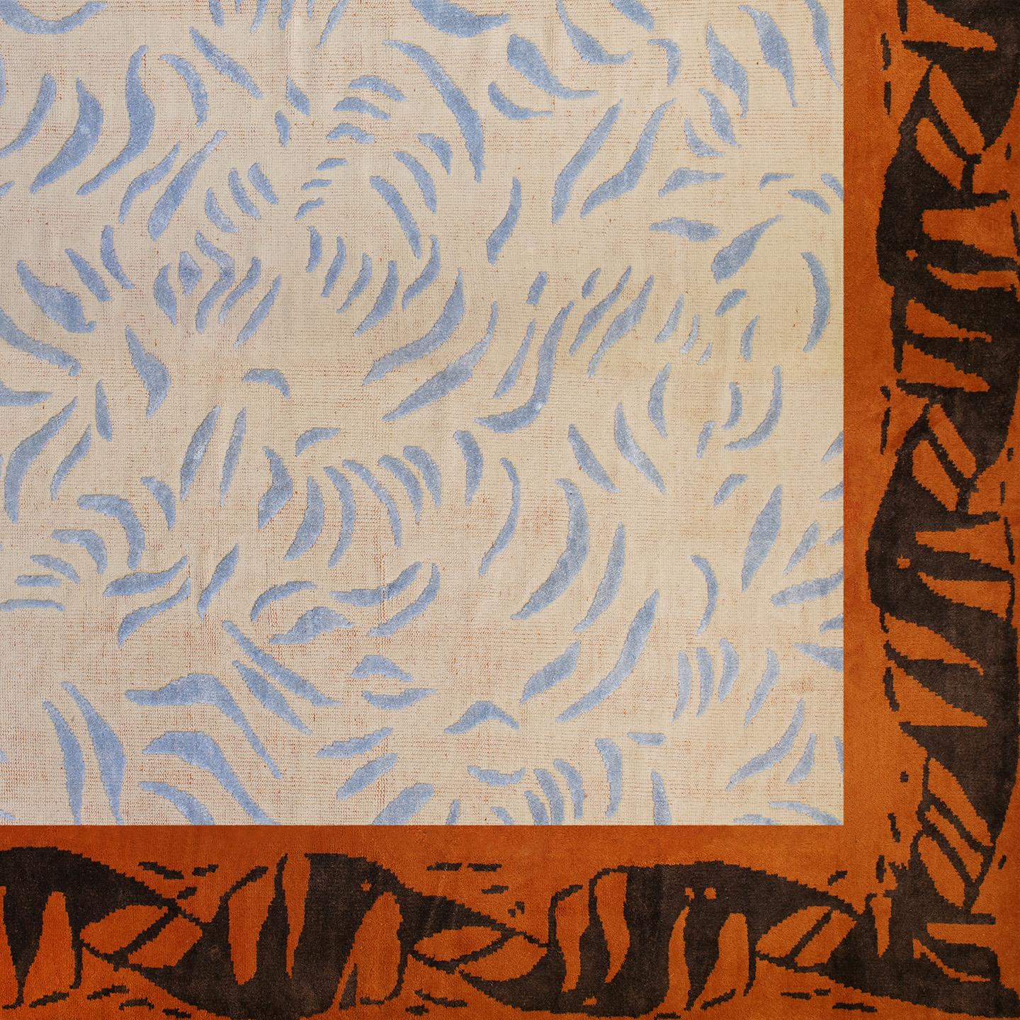 Ispirato alla dea greca del matrimonio e della famiglia, il tappeto Hera combina tonalità delicate e terrose con un intricato motivo di curve e torsioni aggraziate.

Questo tappeto è annodato a mano in lana con motivi in seta di bambù, con un