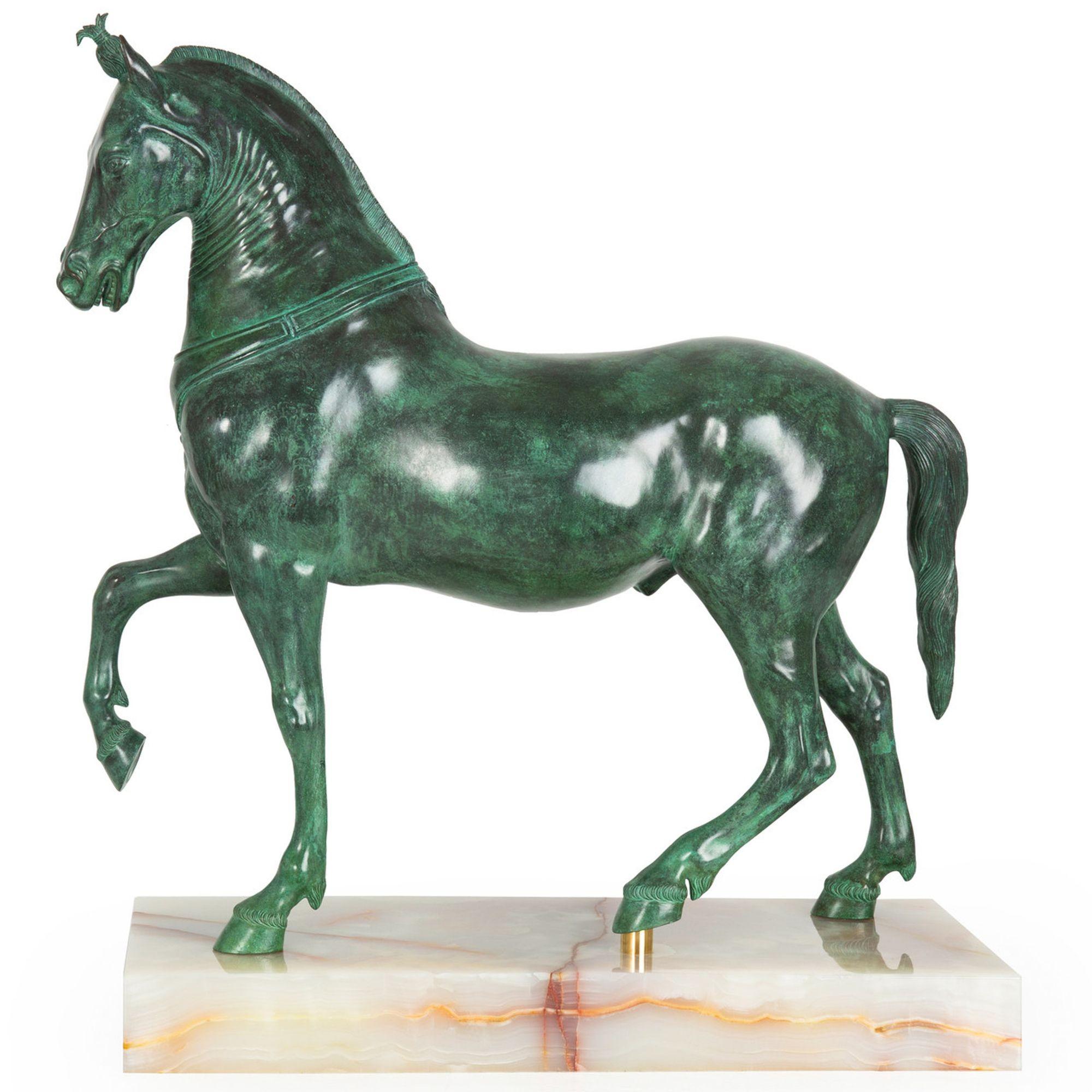 IL CAVALLO MAZZOCCHI (DOPO IL CAVALLO DELLA QUADRIGA DI ERCOLANO)
Italia, seconda metà del XIX secolo circa
Bronzo patinato Verdigris, un piede sollevato su uno zoccolo in ottone lucido, situato su una base in onice traslucido lucido.

22 3/8