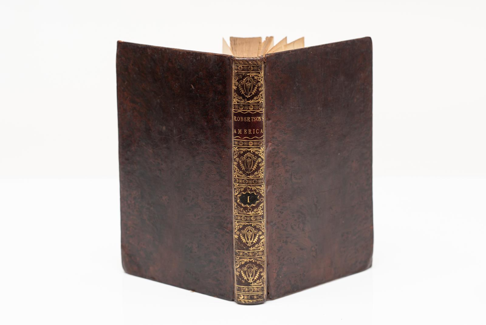 3 Volumes. William Robertson. L'histoire de l'Amérique. 4e édition. Reliure en plein veau fauve de l'époque, dos à nerfs ornés et dorés, avec les cartes.
Publié : Londres : W.Strahan & T. Cadell 1783
H : 8 1/2