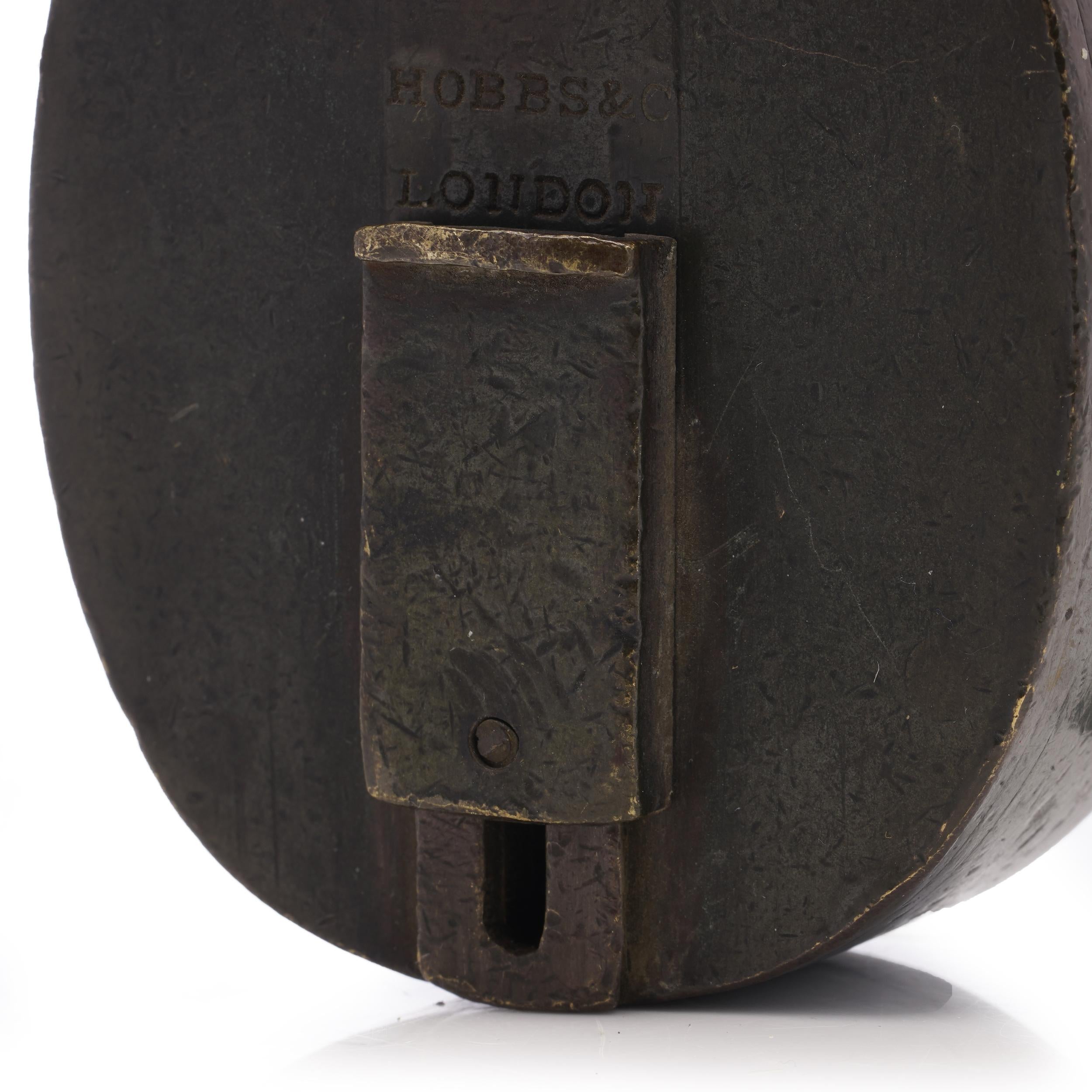 The Hobbs & Co. Victorian heavy iron padlock with its original key  In Good Condition For Sale In Braintree, GB