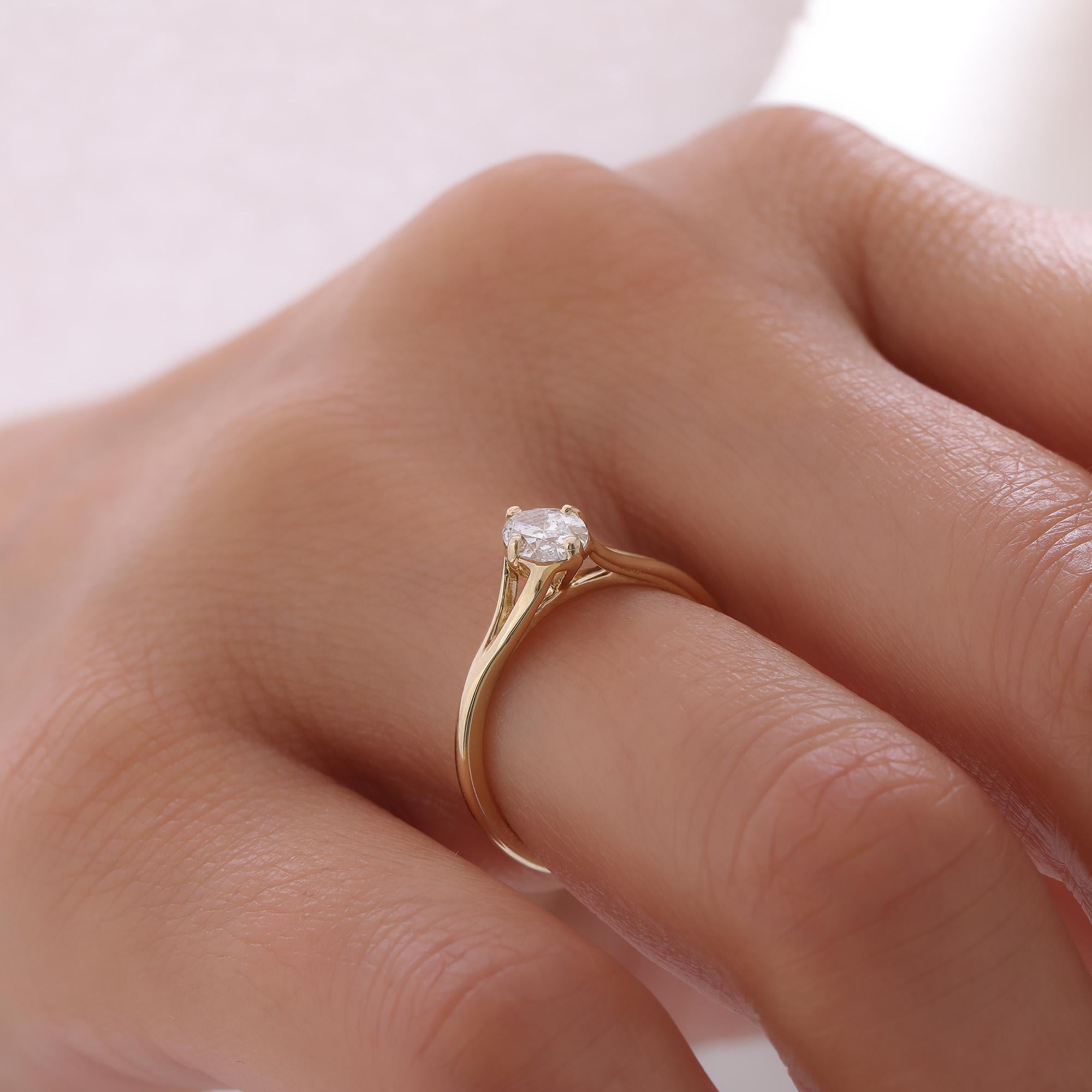 En vente :  La bague de fiançailles à diamant ovale I Holm 4