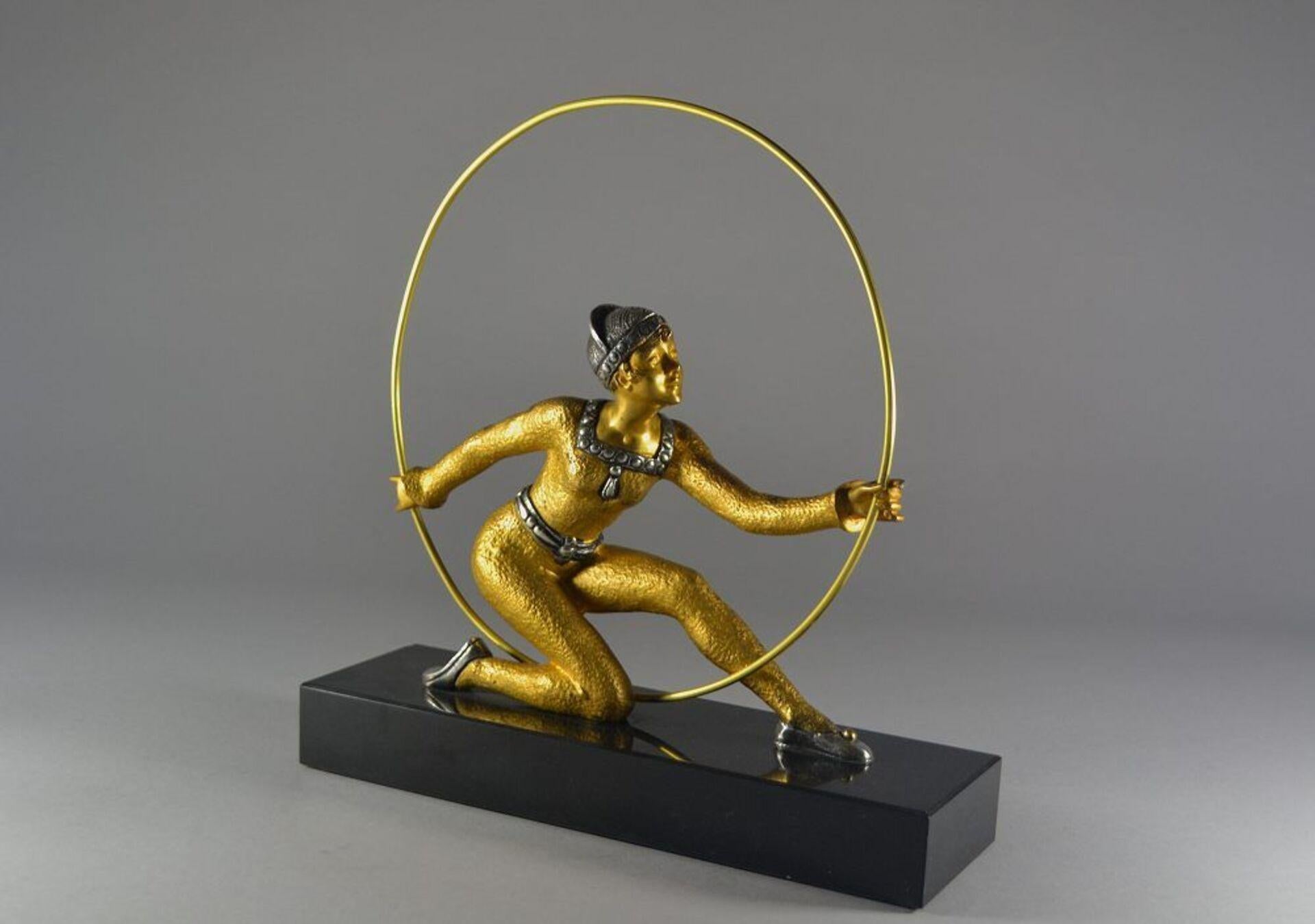 Art Deco gilded and silvered bronze hoop dancer.
Excellent chasing quality.
Nice patina. Signed to marble base.
French. Circa 1930.
Measures: 24cm 7cm 25cm.
