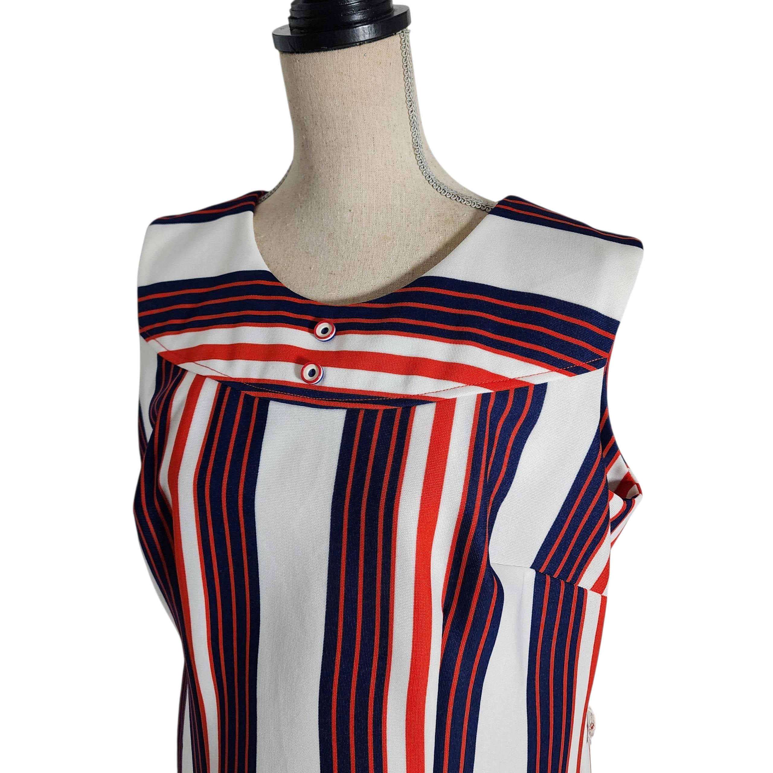 Cette remarquable robe sans manches de The House of Shroyer date des années 1960 et constitue un exemple classique de la mode américaine du milieu du siècle. Avec ses rayures verticales audacieuses en rouge patriotique, blanc et bleu marine, le