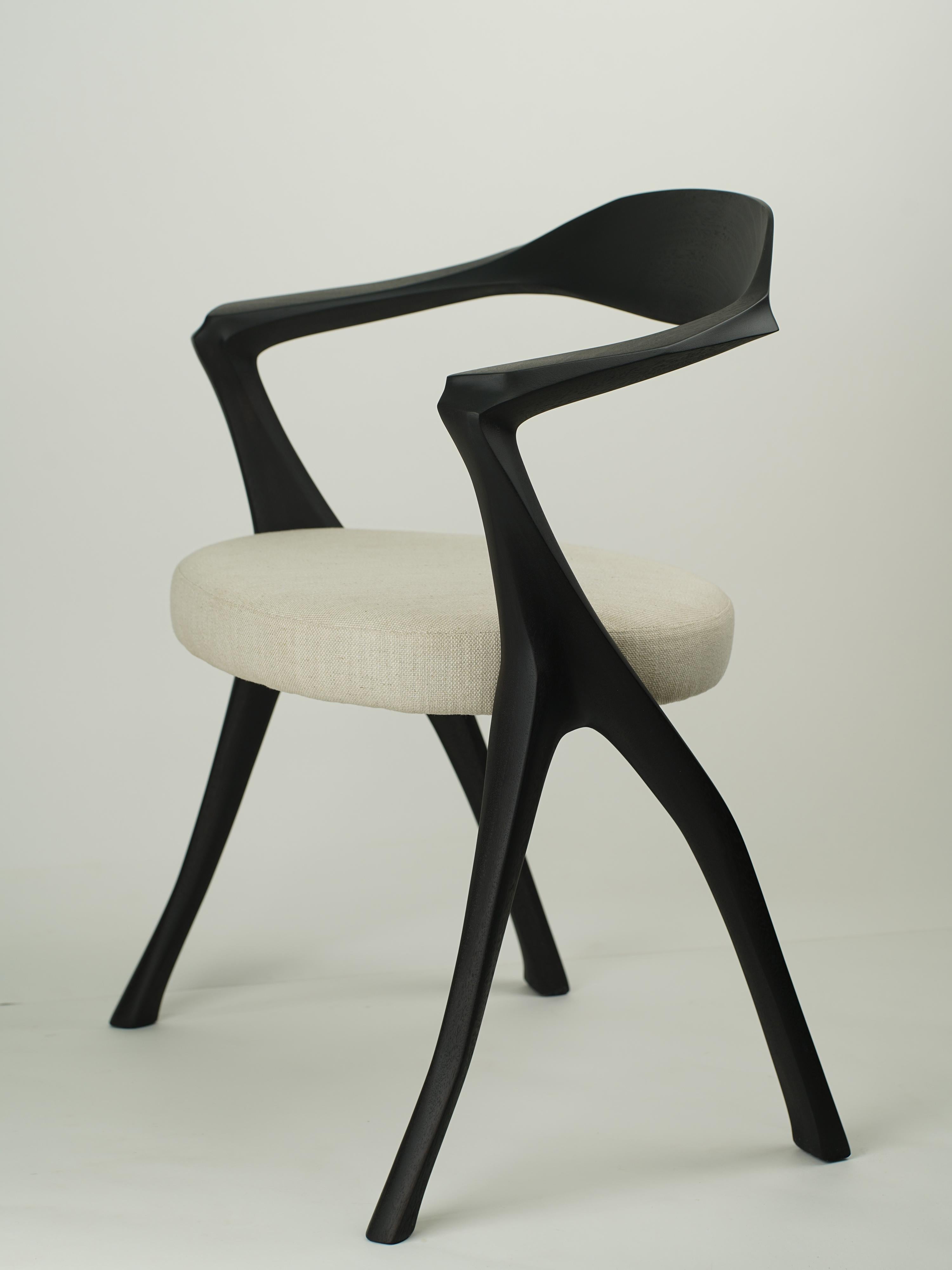 Chaise HOMAGE, organique, sculpturale, sculptée à la main, fauteuil de salle à manger contemporain ébénisé en vente 2