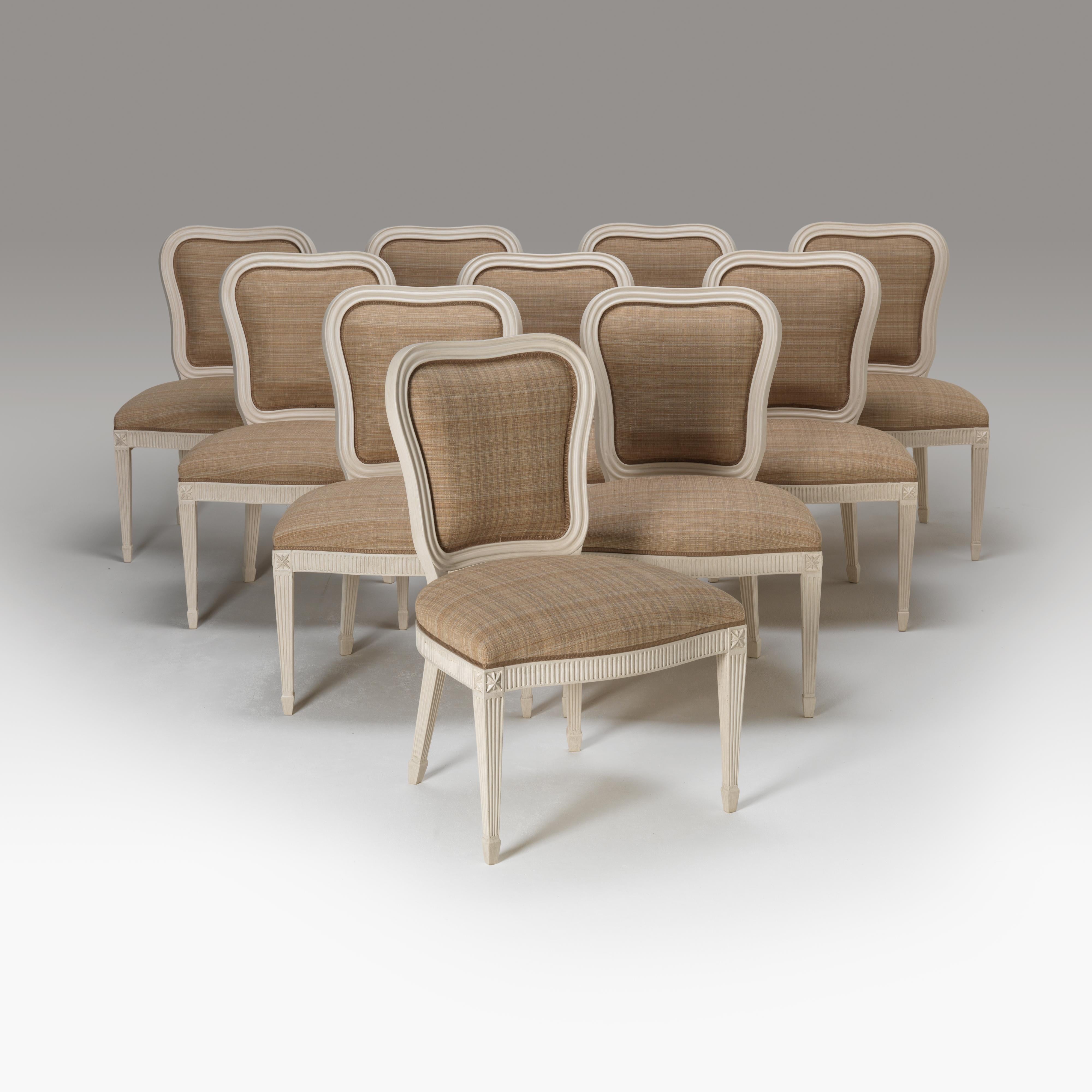 Una bella sedia da pranzo con schienale imbottito e sagomato dal design Hepplewhite. Lo schienale imbottito e sagomato con cornice a reticolo. La guida del sedile è decorata con scanalature. Le gambe affusolate con pannello a stella incassato nella