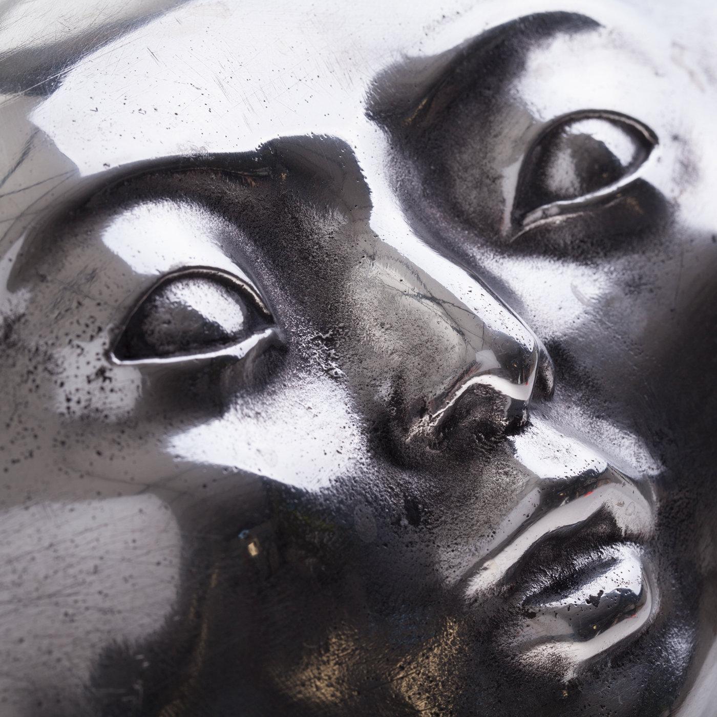 Symbolisant un remède aux maux de la société, cette sculpture typiquement surréaliste de l'artiste florentin Leonardo Bossio représente une grande pilule à visage humain. Coulée à la main en aluminium et brossée à un haut degré de polissage.