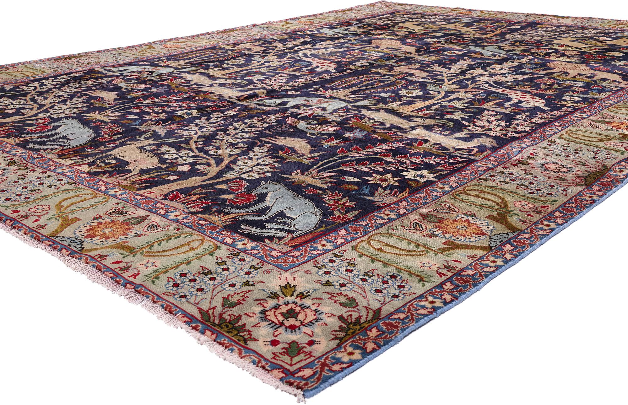61433 Vintage Persian Najafabad Hunting Rug, 09'05 x 12'11. Aus den geschichtsträchtigen Webstühlen Zentralpersiens stammt dieser handgeknüpfte persische Najafabad-Teppich aus Wolle, ein außergewöhnlicher malerischer Schatz, in dem sich Mythos,