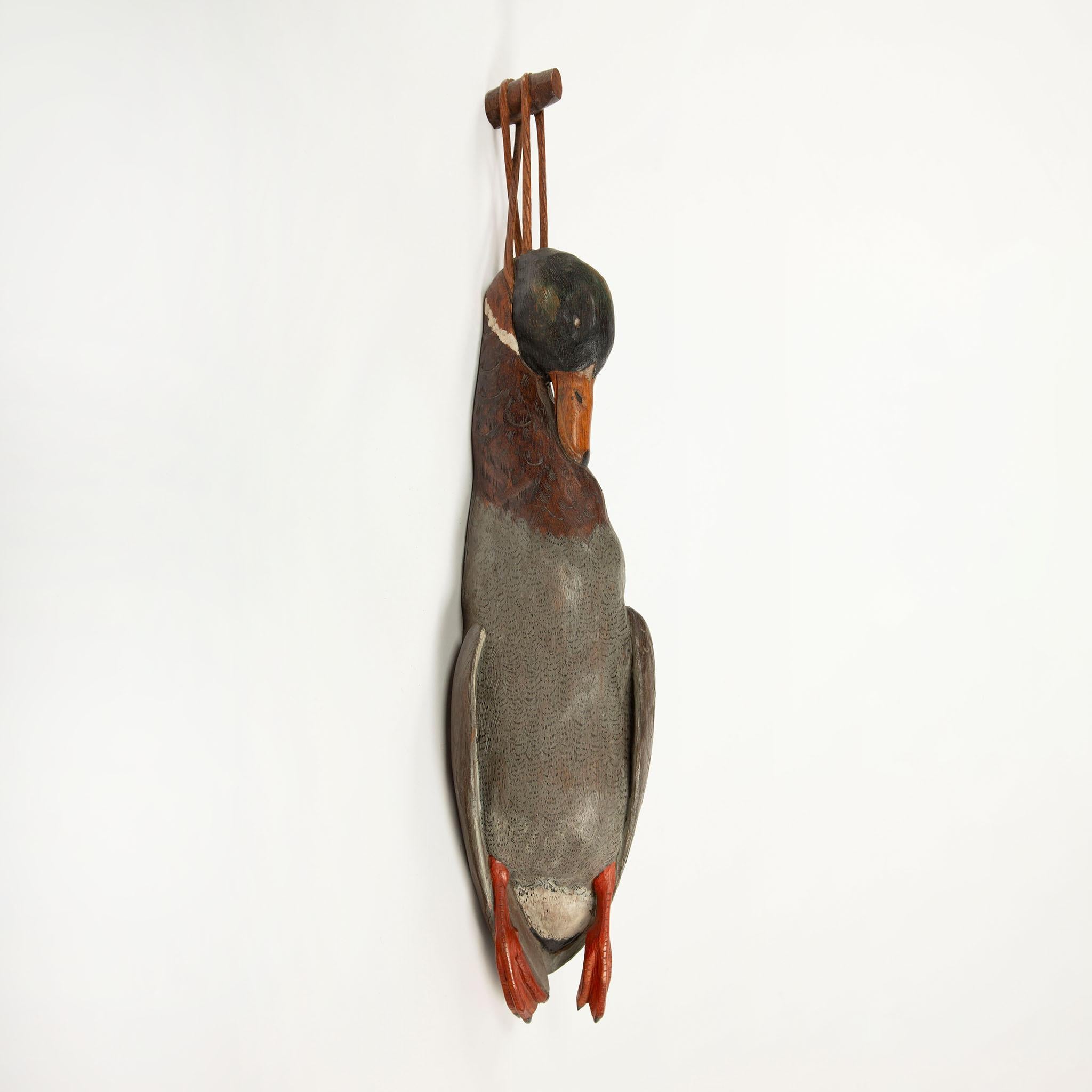 Gérard Guegeniat (1934-2019), Trofeo di caccia al germano reale in legno intagliato e policromo

Una scultura in legno finemente intagliata a mano e dipinta in policromia raffigurante un germano reale presentato come trofeo di caccia, opera