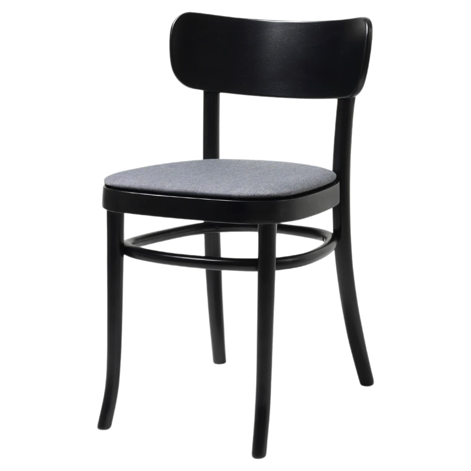 The Iconic Black Stained MZO Chair in Beechwood with Upholstery by Mazo Design (Chaise MZO emblématique en bois de hêtre teinté noir et tapisserie d'ameublement)