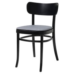 The Iconic Black Stained MZO Chair in Beechwood with Upholstery by Mazo Design (Chaise MZO emblématique en bois de hêtre teinté noir et tapisserie d'ameublement)