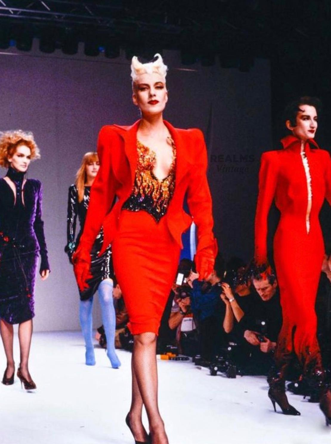 The Iconic red Thierry Mugler LES INFERNALES Suit 1988/89 In Excellent Condition For Sale In Berlin, BE
