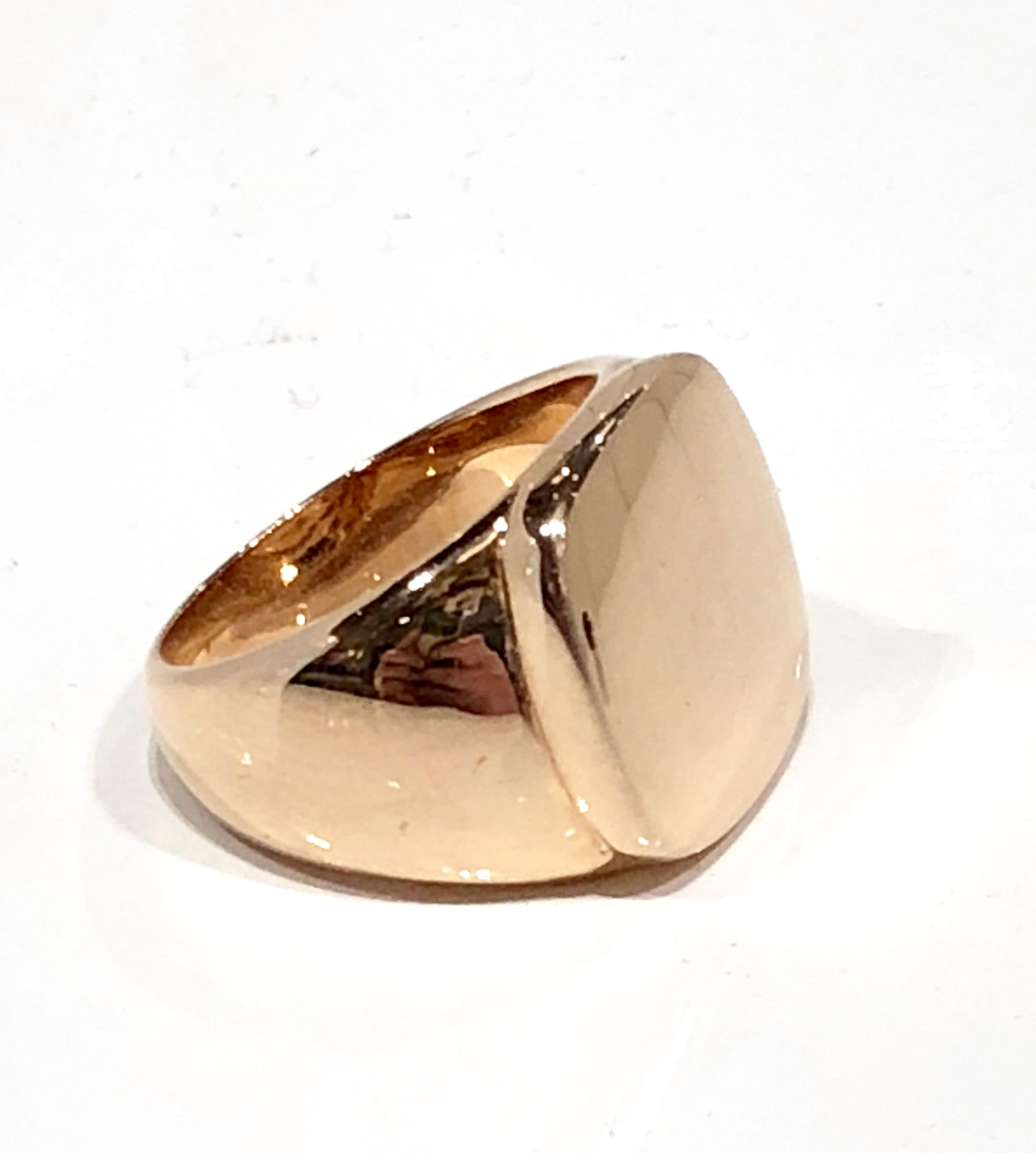 Anello Signet quadrato unisex in oro rosa 18k, perfetto per l'incisione
Progettato da Martyn Lawrence Bullard
Può essere realizzato in qualsiasi dimensione in oro bianco, giallo o rosa 18 k, con tempi di consegna di 4 settimane.