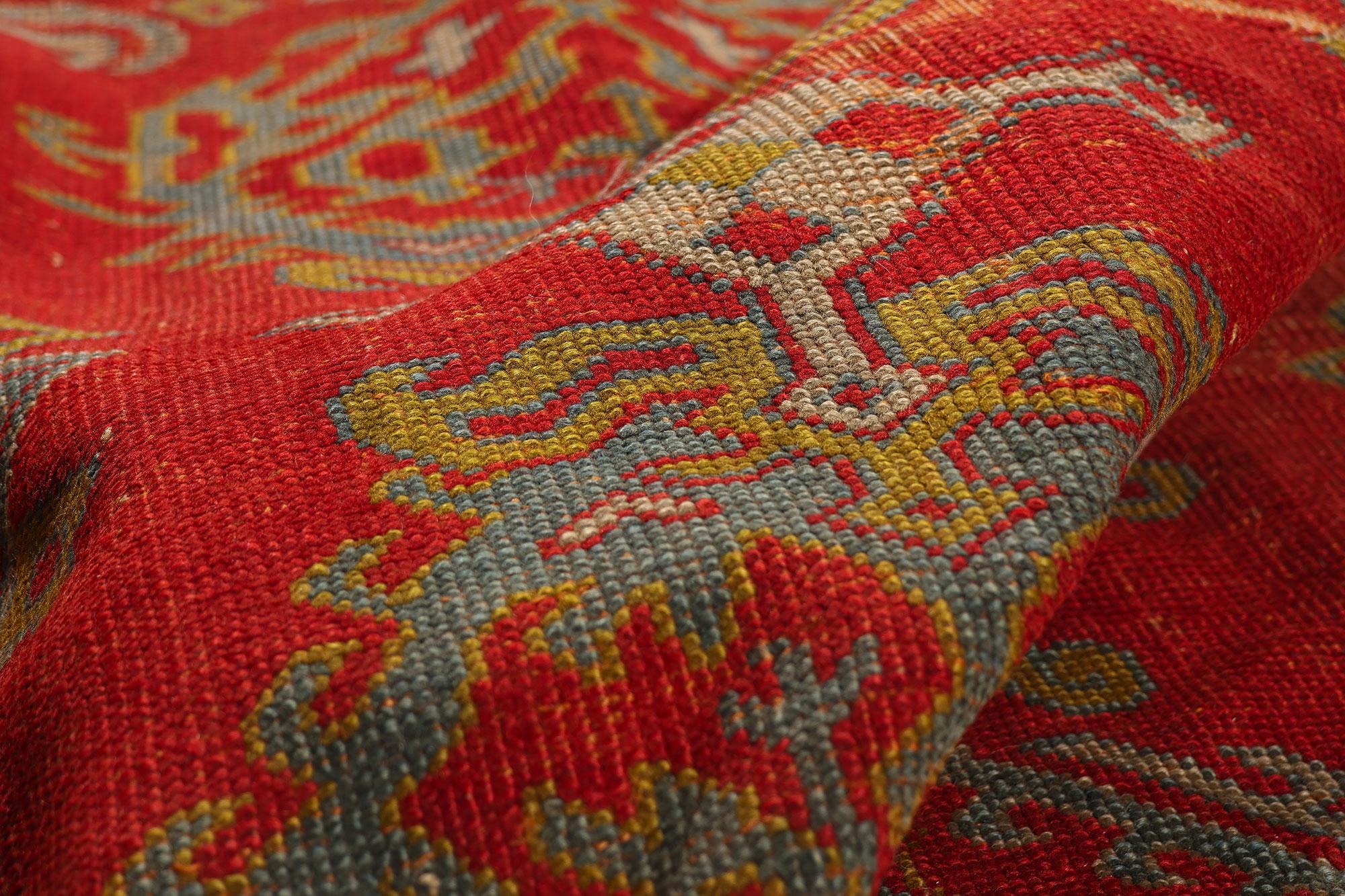 La cour impériale pourpre : Un chef-d'œuvre de noblesse oushak de la fin du XIXe siècle Bon état - En vente à Dallas, TX