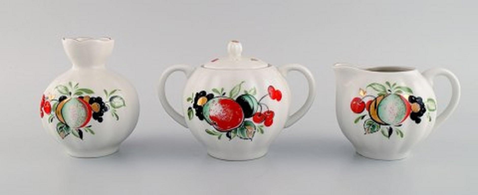 The Imperial Lomonosov Porcelain Factory, Soviet Union. Large tea service in hand-painted porcelain for six people. Mid-20th century.
Consisting of six teacups with saucers, six plates, sugar/cream set, teapot, large dish, compote and vase.
The