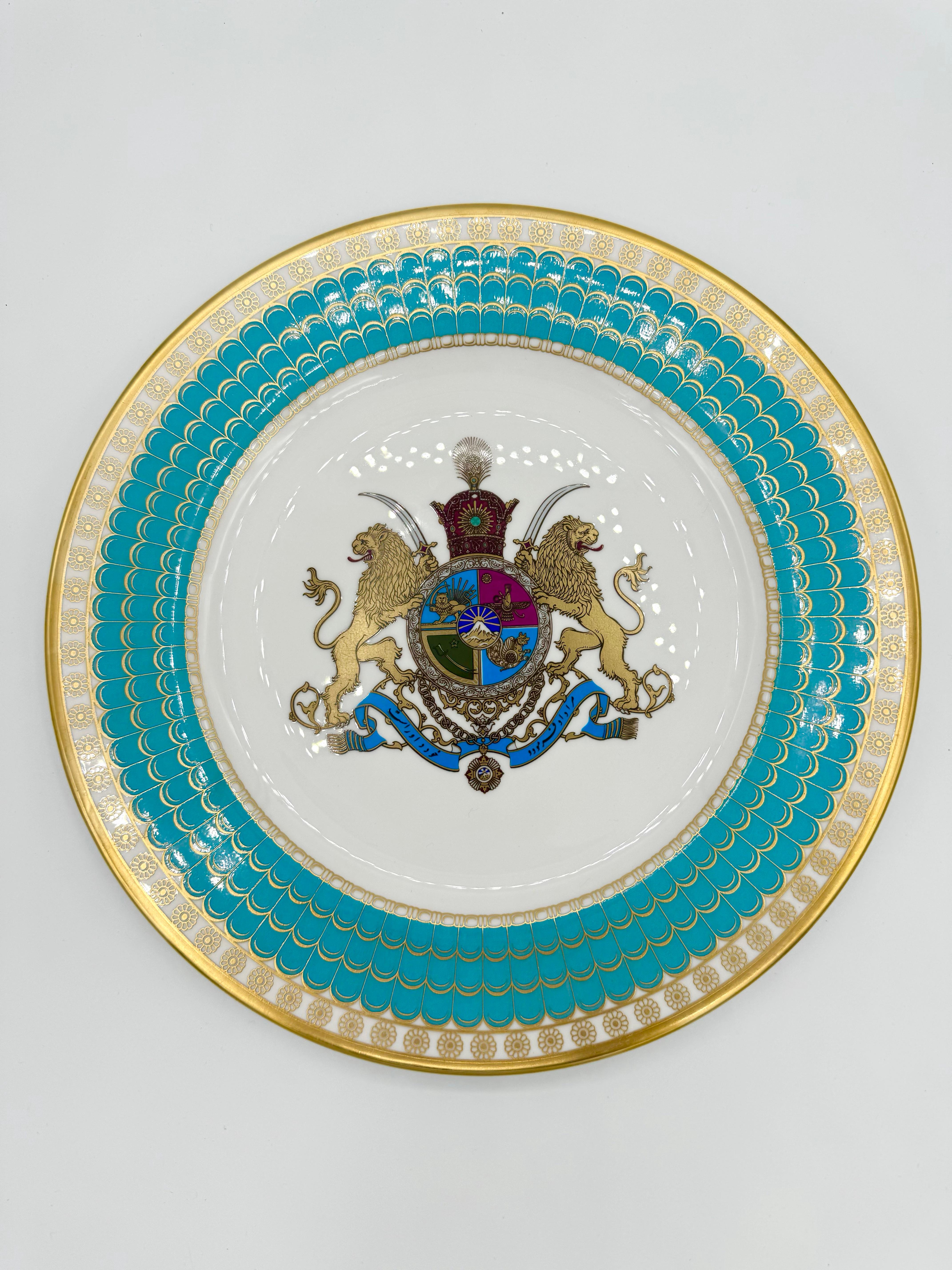 Eines von 10.000 Exemplaren, die 1971 von Spode zum Gedenken an 2.500 Jahre persische Monarchie hergestellt wurden. 27 cm Durchmesser.