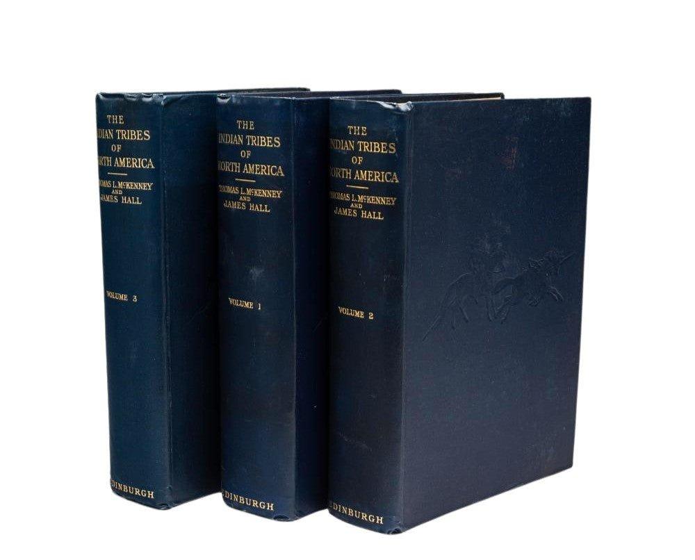 McKenney, Thomas L. et James Hall. Les tribus indiennes d'Amérique du Nord. Avec des croquis biographiques et des anecdotes sur les principaux chefs. Édimbourg : John Grant, 1933-4. Nouvelle édition, sous la direction de Frederick Webb Hodge. 3